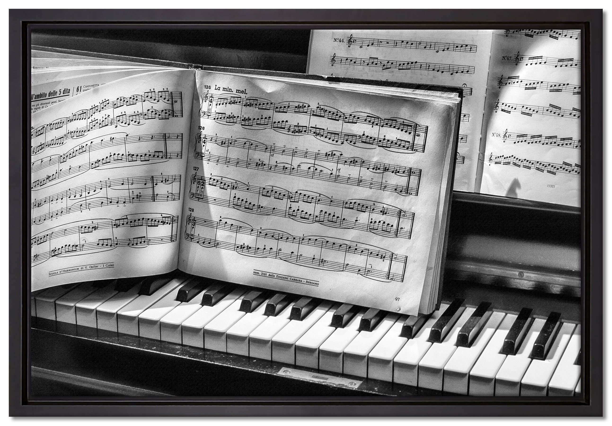 Klavier bespannt, St), (1 Wanddekoration Schattenfugen-Bilderrahmen Noten Pixxprint Zackenaufhänger Nahaufnahme fertig einem Leinwandbild in Piano, inkl. gefasst, Leinwandbild