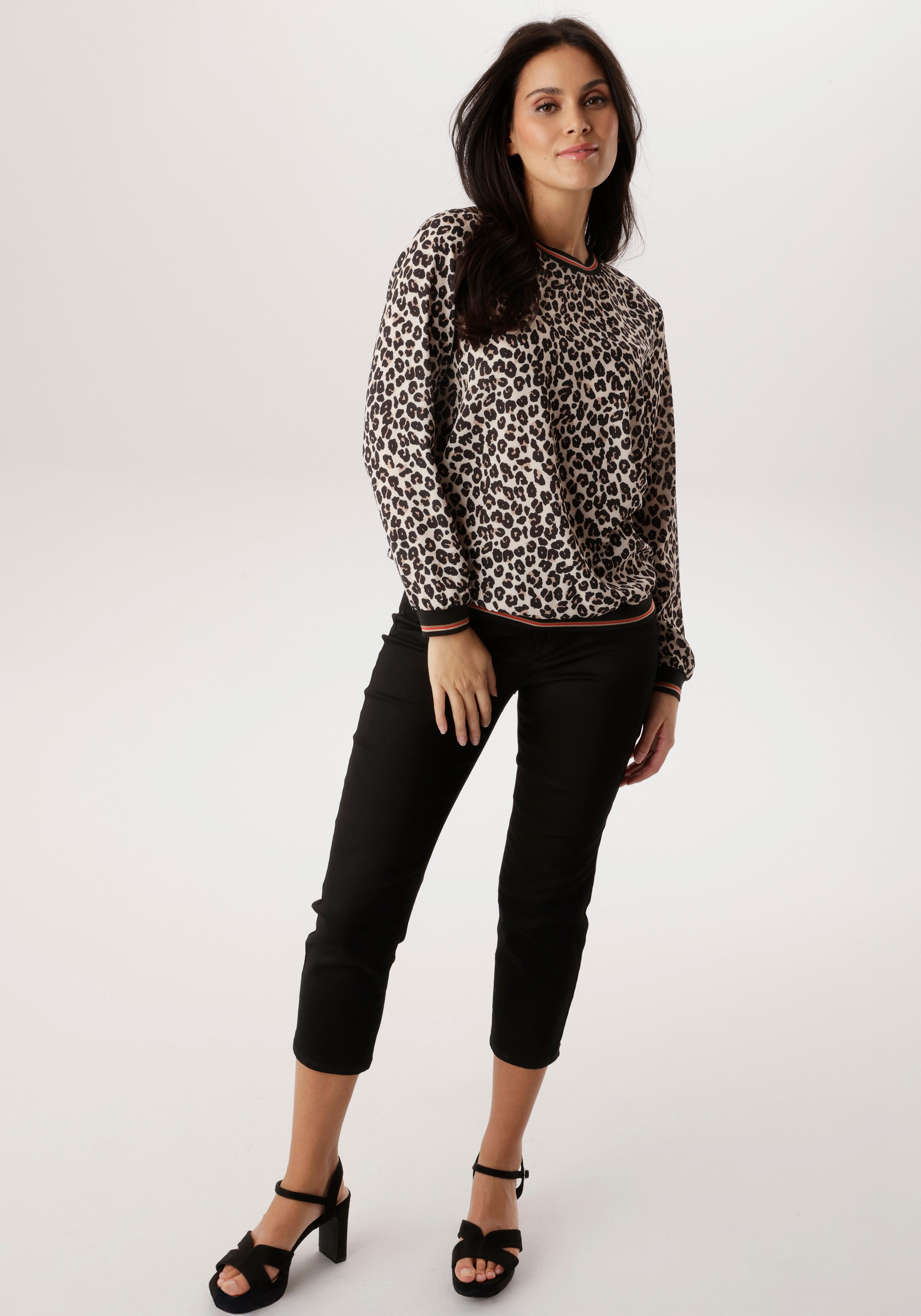 Aniston SELECTED Shirtbluse mit gestreiften Bündchen und Lepoarden-Print allover – Bild 4 von 5