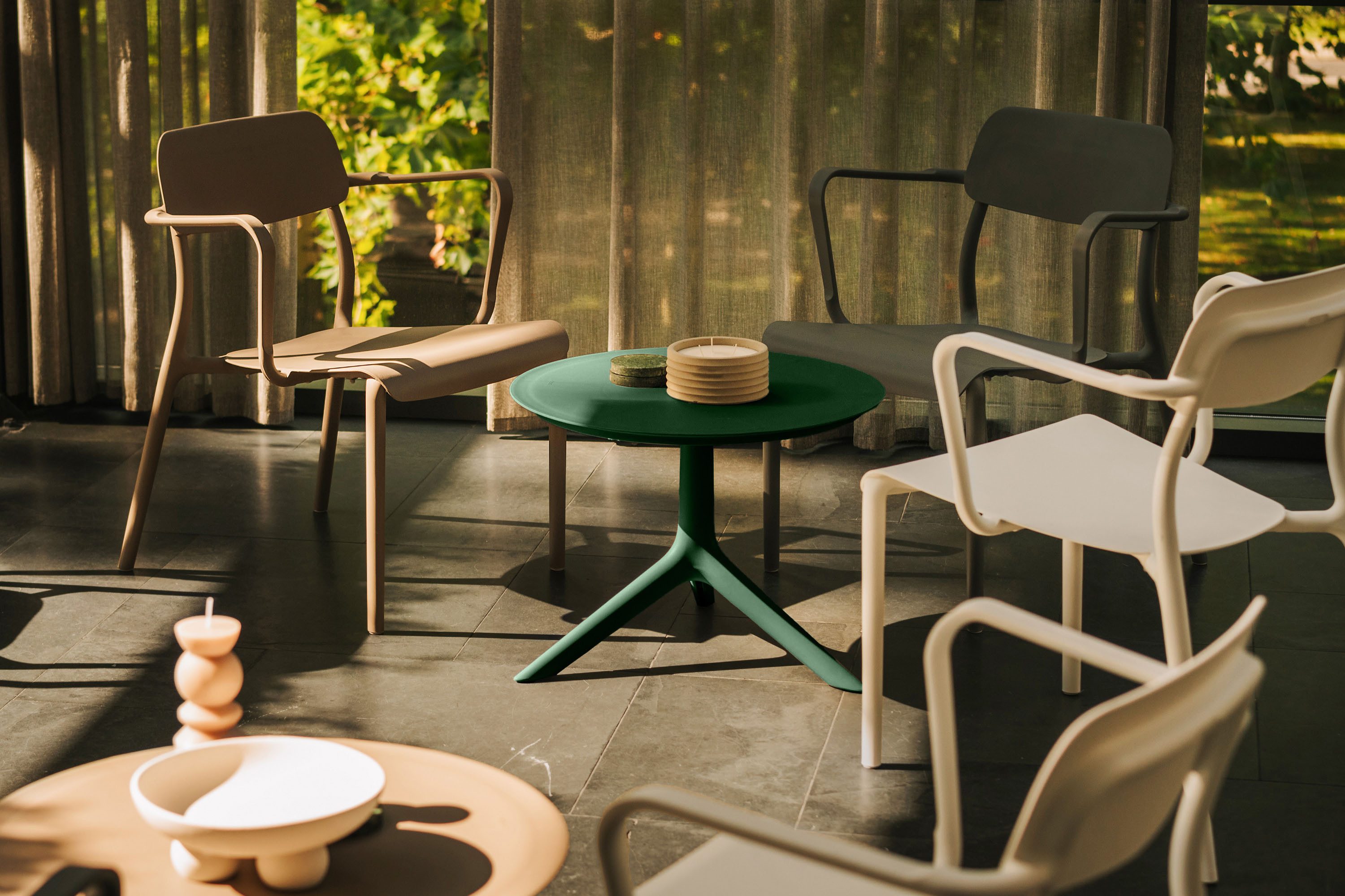 KONSIMO® Gartentisch GALIO Outdoor-Tisch Kaffeetisch, hergestellt in der EU, Runder Gartentisch, Wetterfester Terrassentisch, Modern Design Ø57 cm
