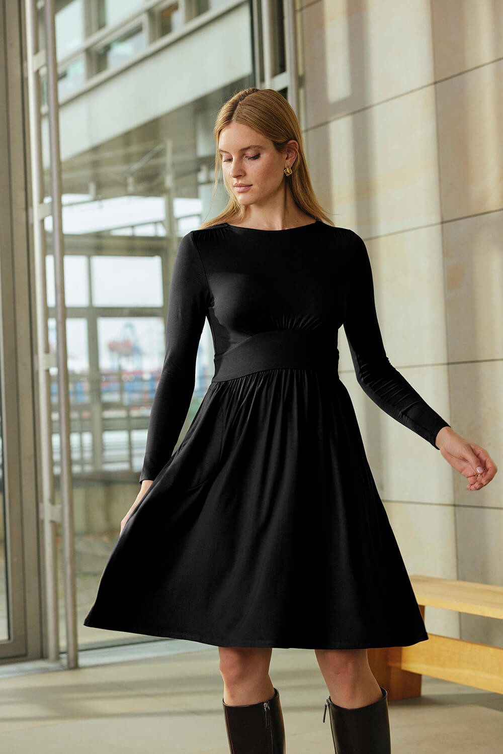 Tranquillo Jerseykleid Damen Corinnee aus EcoVero™ Viskose U-Boot-Ausschnitt feminin Taschen (Einzelartikel) Langarmkleid mit schwingendem Rock & breitem Taillenband, Raffung vorn