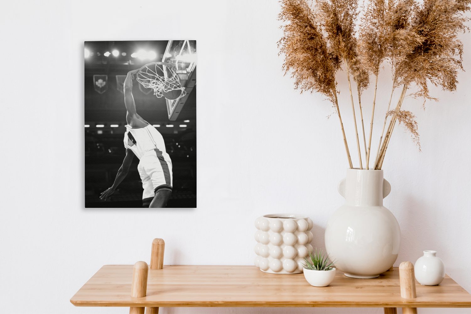 Leinwandbild und - Zackenaufhänger, Ball weiß, Basketballspieler cm OneMillionCanvasses® Korb (1 Ein Leinwandbild den St), schwarz bespannt 20x30 Gemälde, den in fertig inkl. wirft