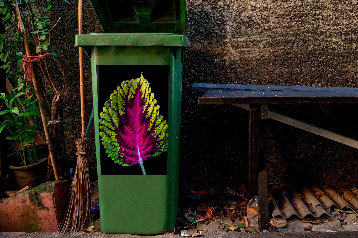 Ornamentales (1 Hintergrund Mülltonne, schwarzem St), MuchoWow Abfalbehälter Nesselblatt auf Wandsticker Mülleimer-aufkleber, Container, Sticker,