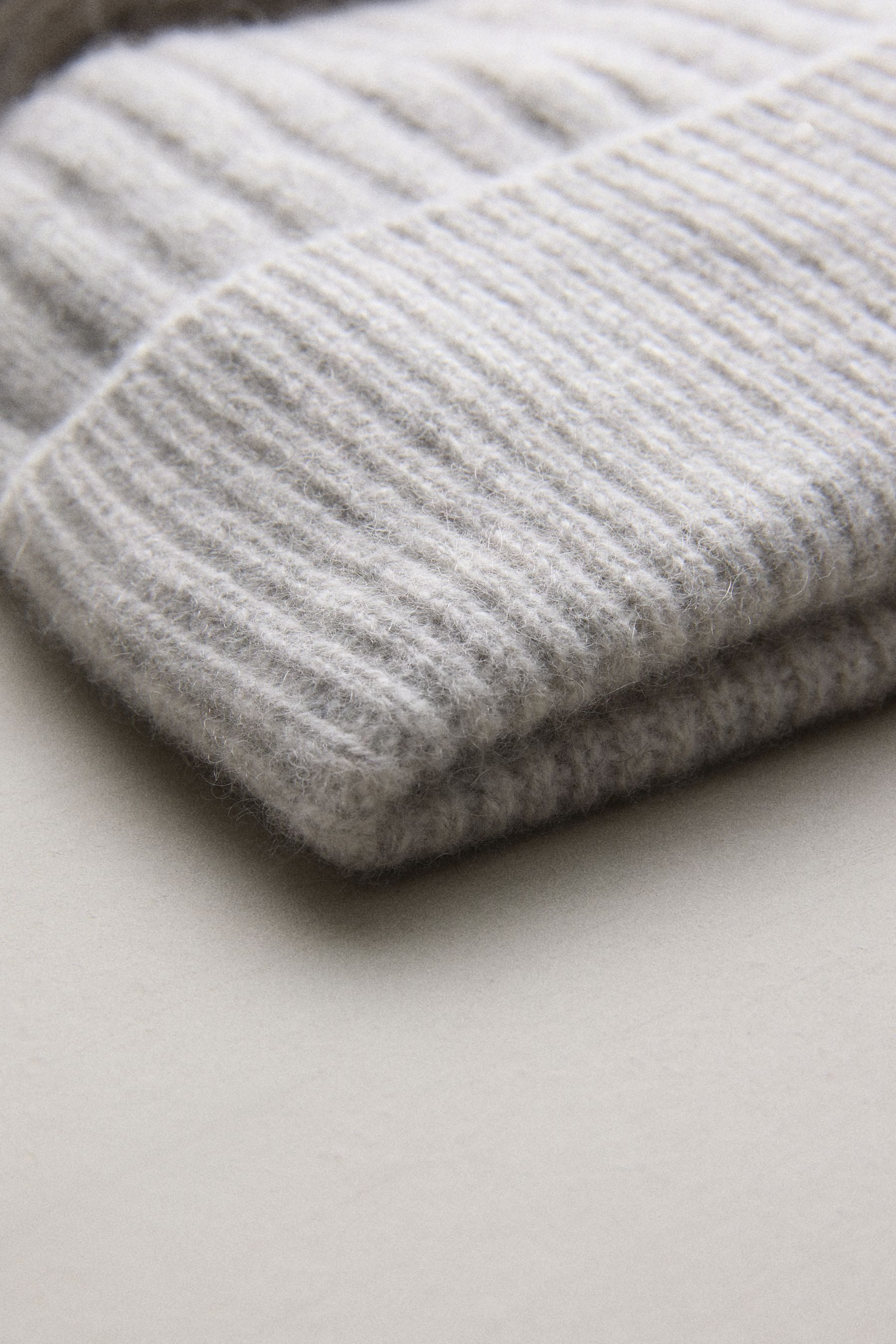 Next Strickmütze Bommel-Strickmütze aus 100 % Kaschmir (1-St) günstig online kaufen