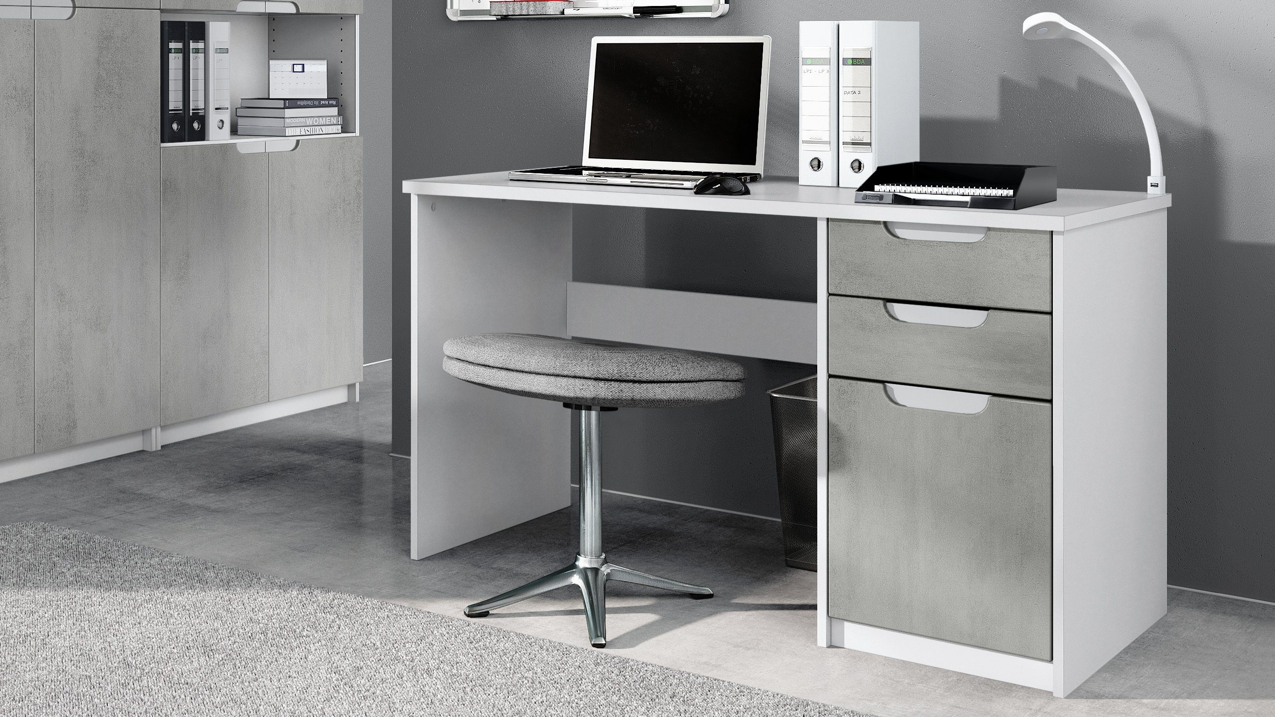Vladon Schreibtisch Logan (Bürotisch, mit 2 Schubladen und 1 Tür), Weiß matt/Beton Oxid Optik (129 x 76 x 60 cm)