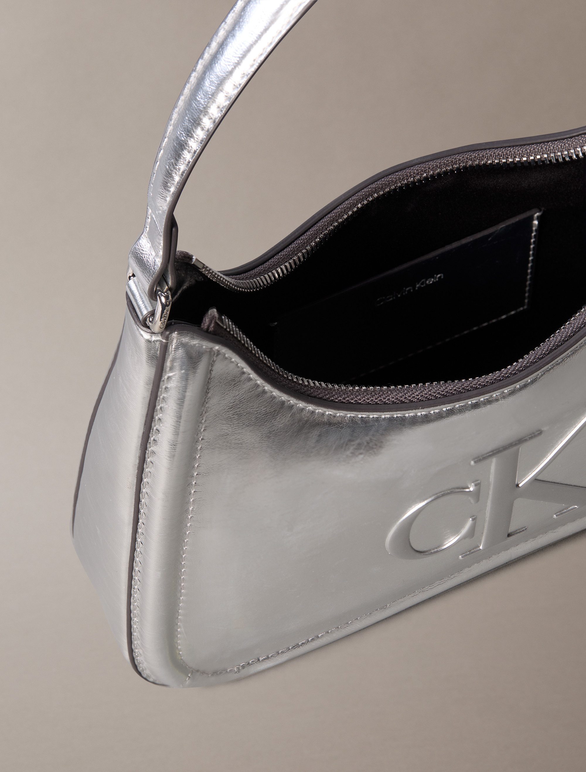 Calvin Klein Schultertasche BOLD CK METALLIC SHOULDER BAG, Dmaen Tragetasche, Handtasche, Abendtasche mit CK-Logoprägung