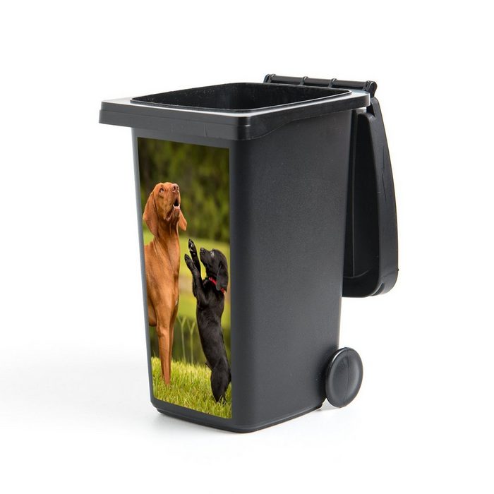 MuchoWow Wandsticker Ein Welpe spielt mit einem erwachsenen Hund (1 St) Mülleimer-aufkleber Mülltonne Sticker Container Abfalbehälter