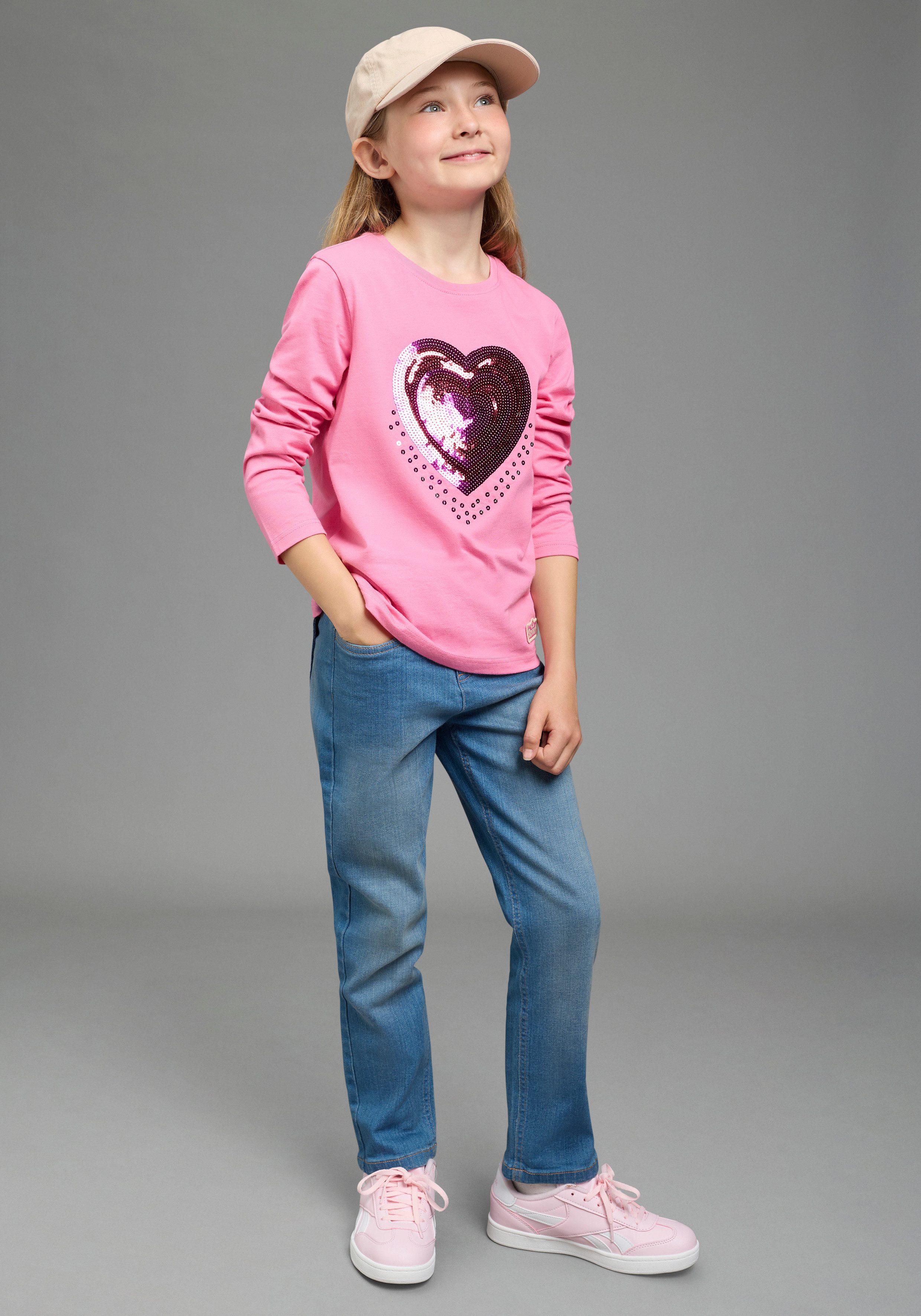 Scout Langarmshirt Süßes Shirt mit großer Herz-Pailletten Applikation - NEU von SCOUT Hüftlange Basic-Passform, Langarm, mit Rundhalsausschnitt. € 16,99, (€ 16,99 pro 1 Stk).