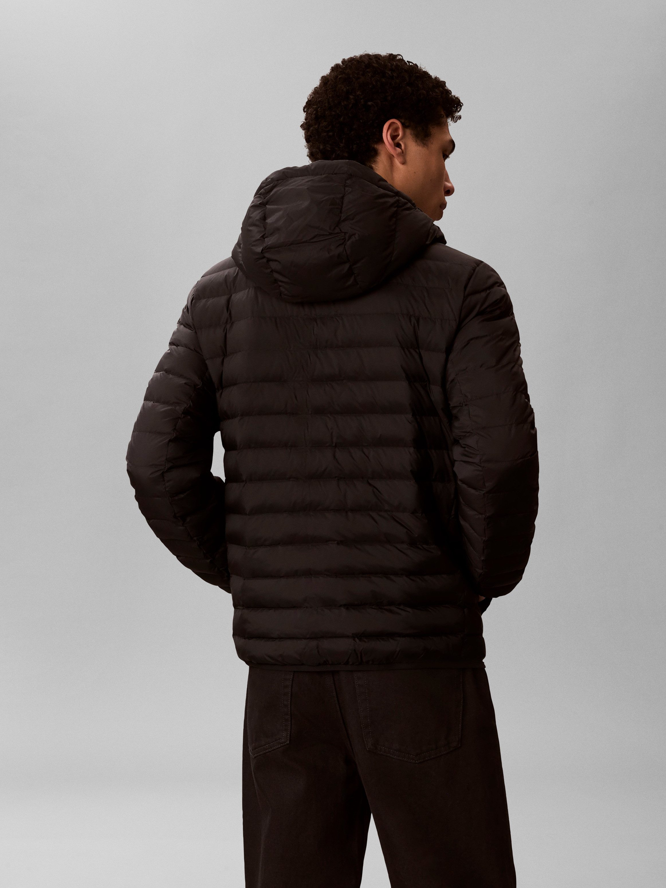 Calvin Klein Jeans Funktionsjacke LS HOODED NYLON CHANNELED PUFFER Regular fit, mit Rundhalsausschnitt – Bild 4 von 5