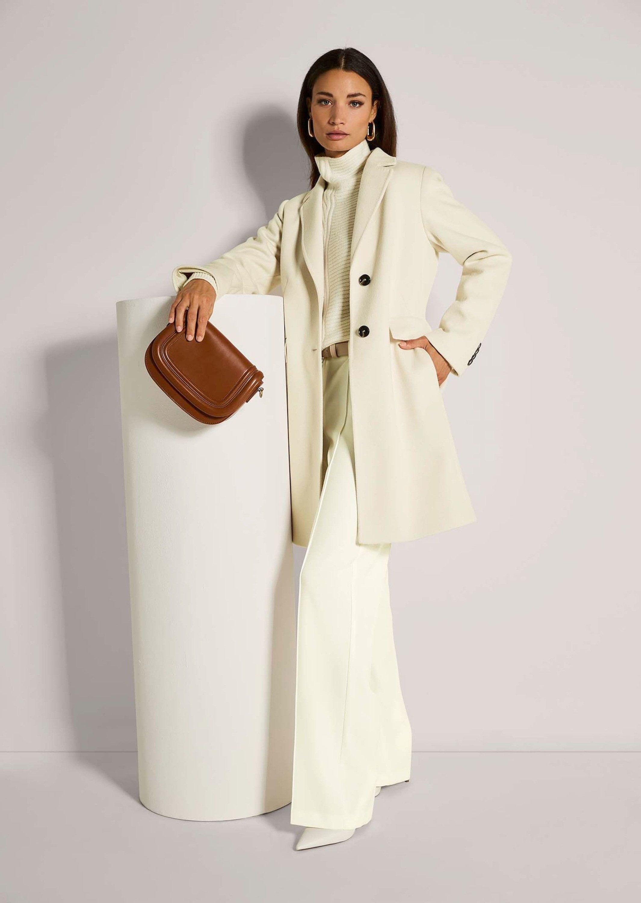 MADELEINE Kurzmantel Trenchcoat mit Reverskragen Mantel in klassischem Schnitt, Reverskragen, Pattentaschen
