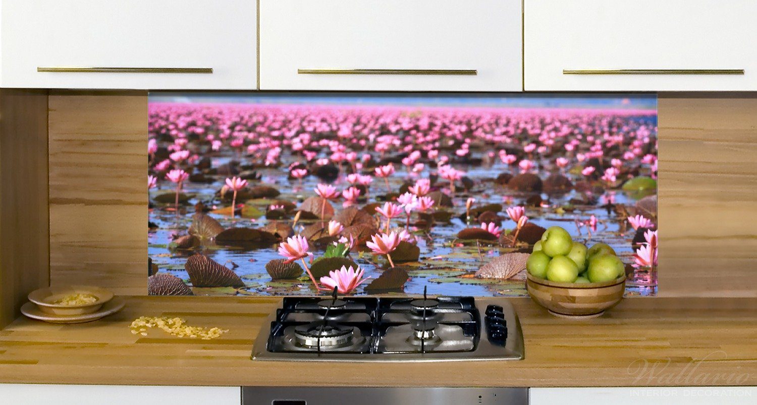 rosa mit Blüten, (1-tlg) Küchenrückwand Wallario Seerosenlandschaft