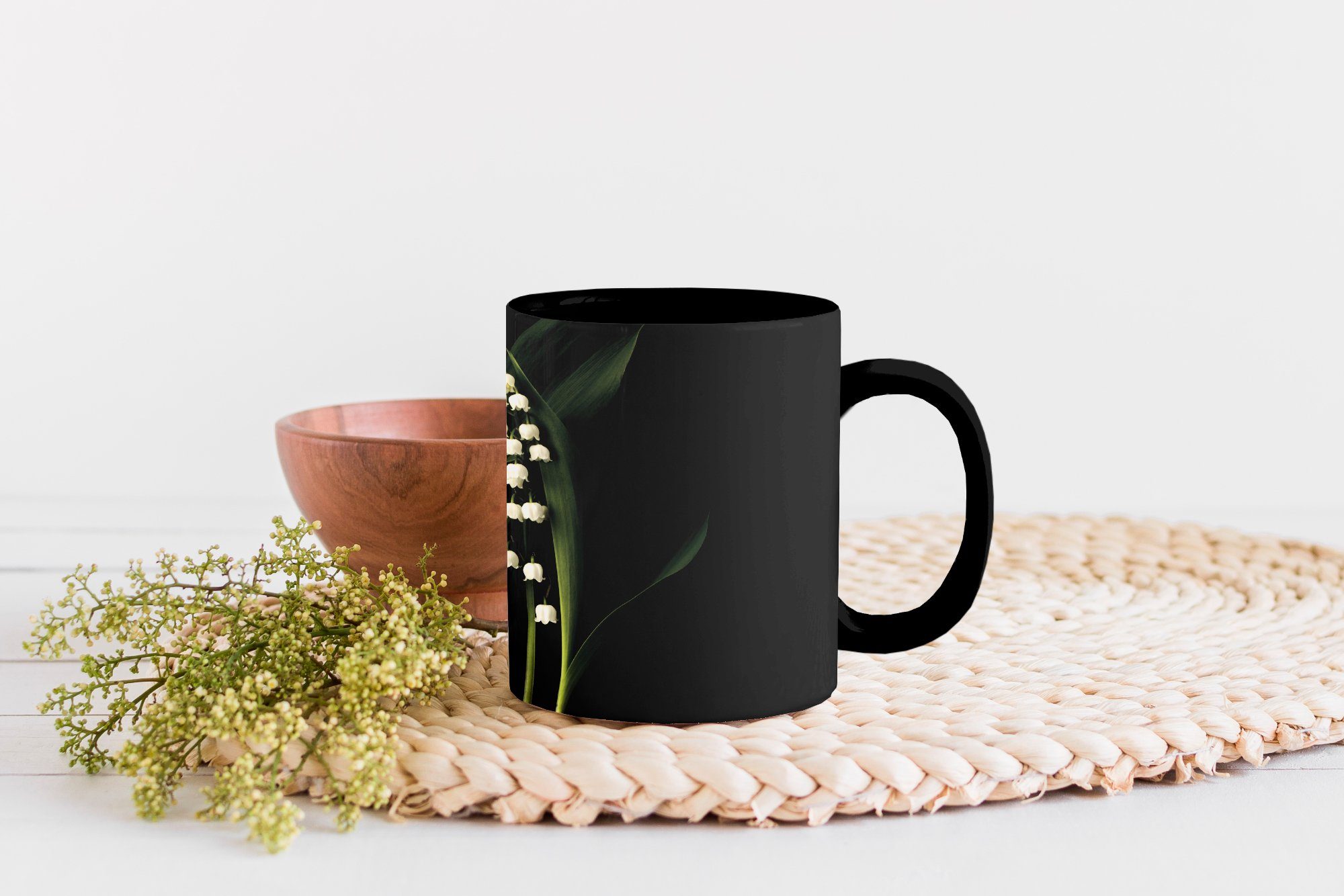 auf Ein Teetasse, MuchoWow Tasse Zaubertasse, Geschenk Farbwechsel, mit schwarzem Keramik, Maiglöckchen Blättern Hintergrund, Kaffeetassen,
