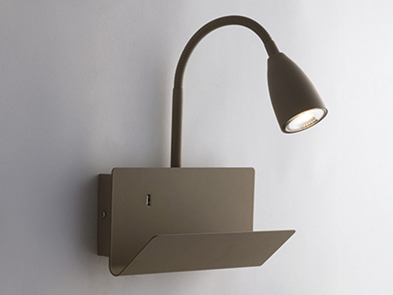 Luce Ambiente Design LED Wandleuchte mit Ablage & USB Ladefunktion,B. 23cm, USB-Ladefunktion, LED wechselbar, warmweiß, Wandlampe mit Schalter für Bett Nachttisch Schwanenhals Leselampe Wand