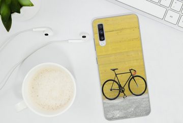 MuchoWow Handyhülle Ein Rennrad vor einem industriellen Hintergrund, Phone Case, Handyhülle Samsung Galaxy A70, Silikon, Schutzhülle