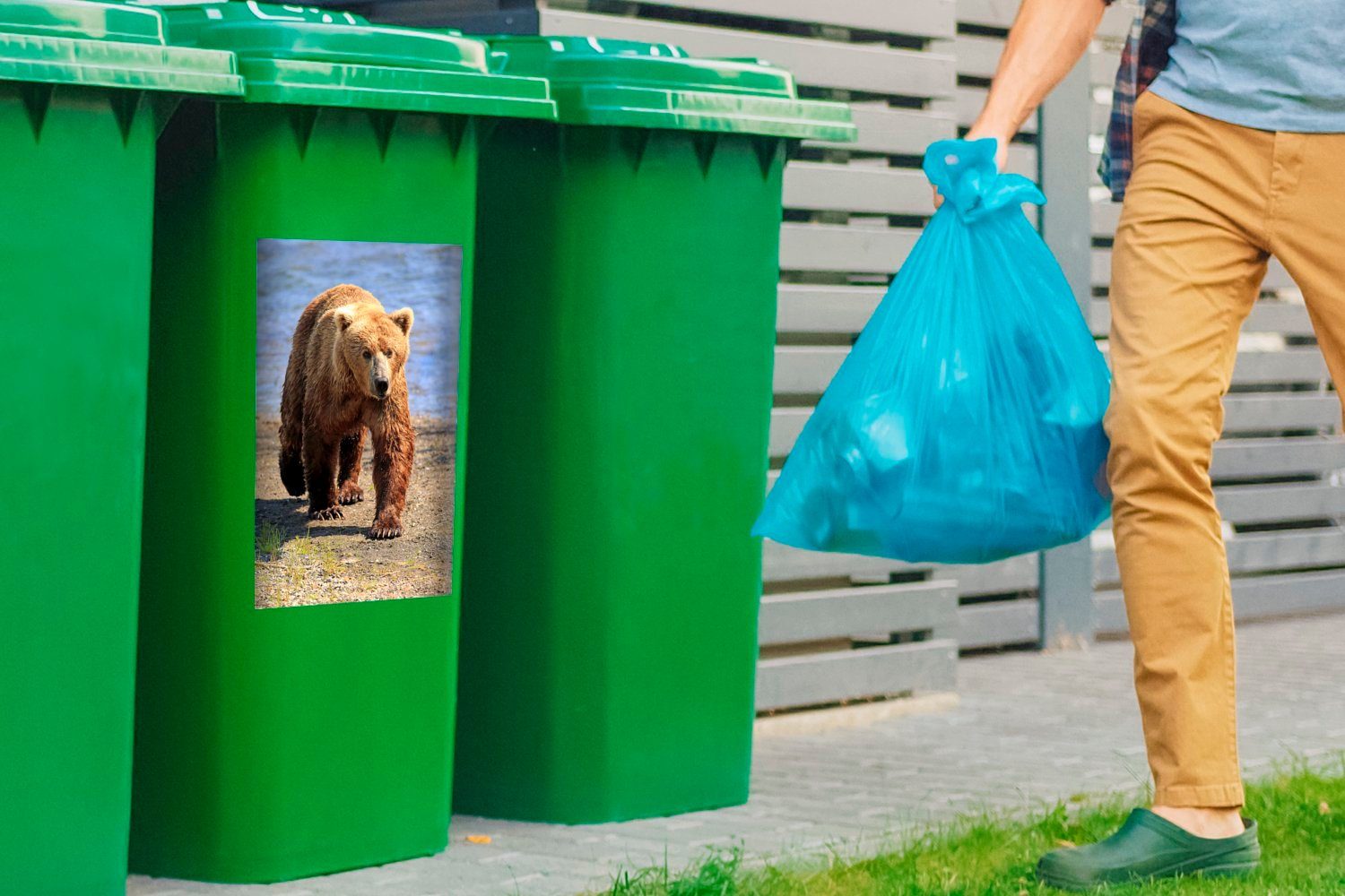 Mülleimer-aufkleber, (1 MuchoWow Wandsticker Bär - - Land - Sticker, Container, St), Abfalbehälter Mülltonne, Grizzly Wasser