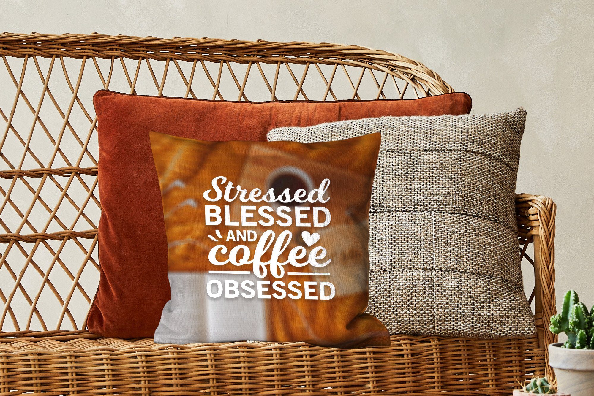 und mit Kaffee, Schlafzimmer, MuchoWow - Füllung gesegnet - für Zitate Kaffee Gestresst, Sofakissen Deko, Wohzimmer, Dekokissen Zierkissen