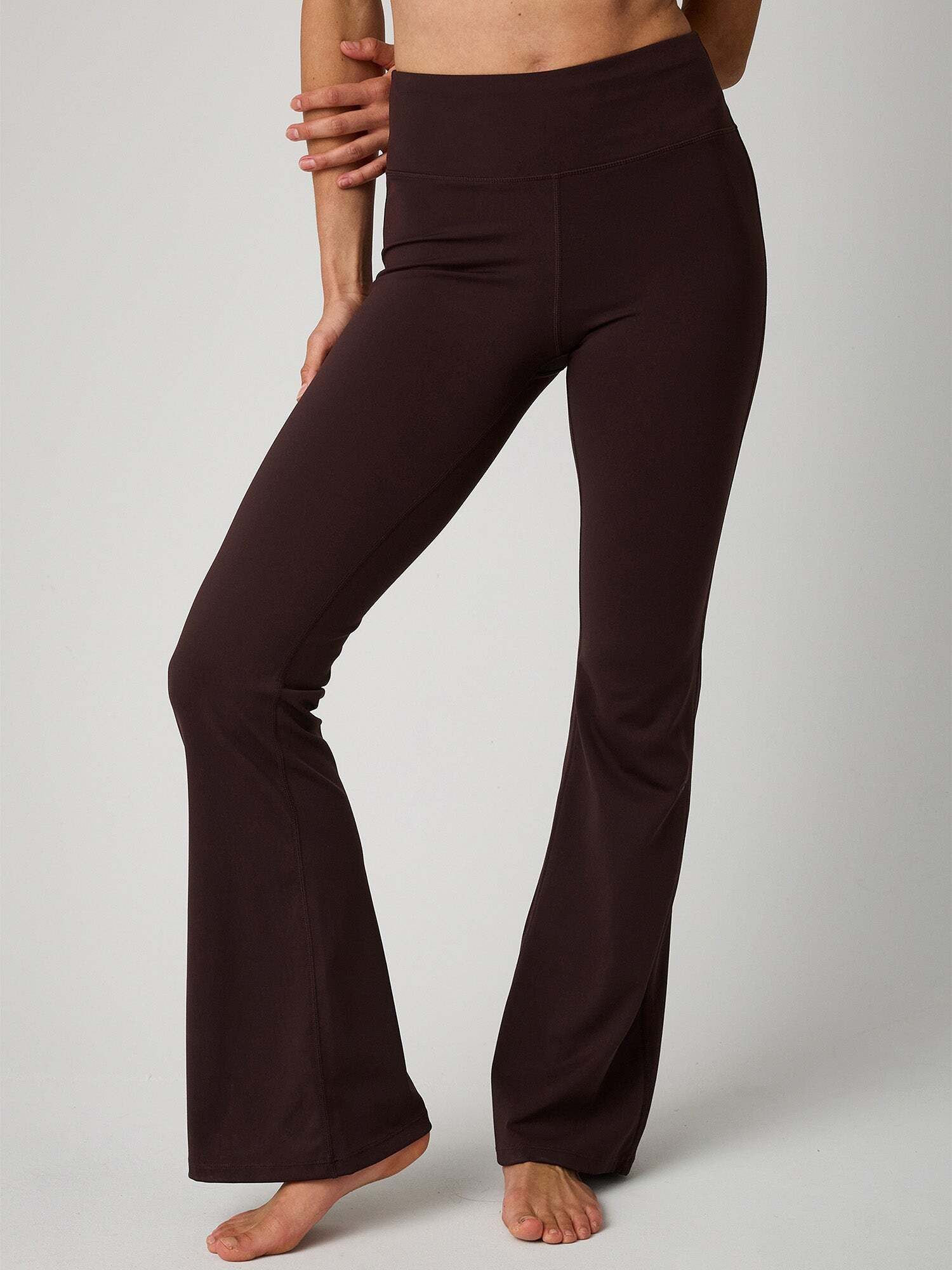 OCEANSAPART Jogger Pants Gianna (1-tlg) mit ausgestelltem Bein