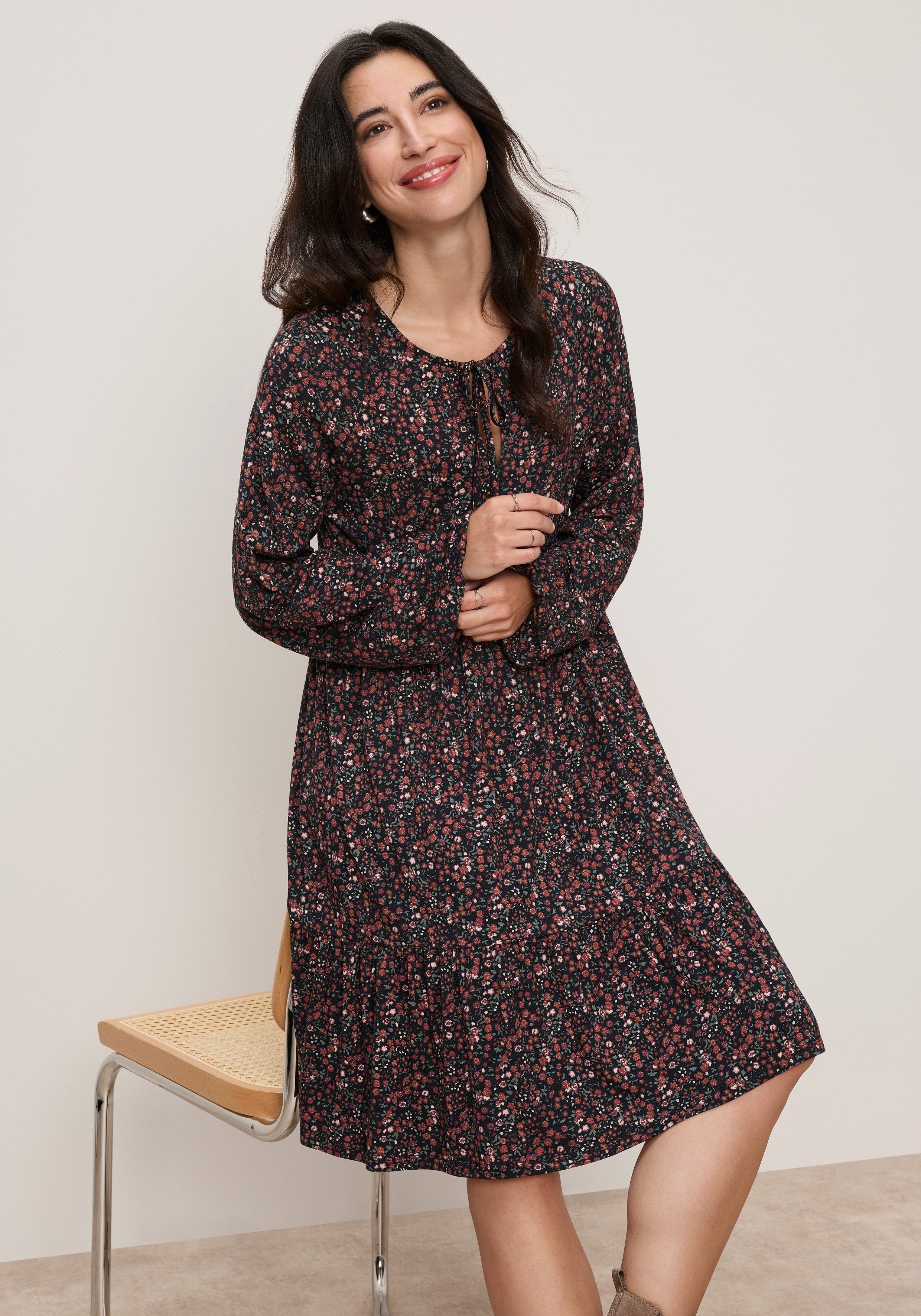 Tamaris Jerseykleid mit figurbetonter Passform, Mini-Länge, geblümte Optik mit modernen Schleifen-Details