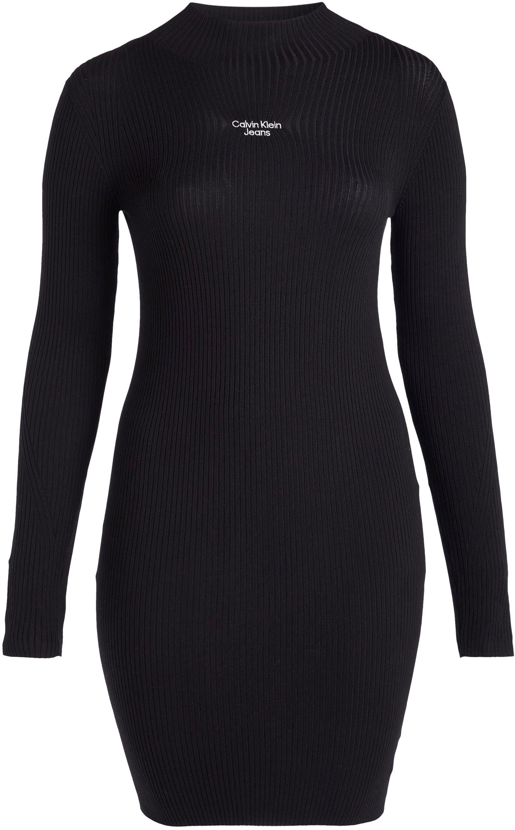 Calvin Klein auf Ivory Klein Jeans TIGHT der mit LOGO Bodykleid Brust STACKED DRESS Markenlogo SWEATER Calvin