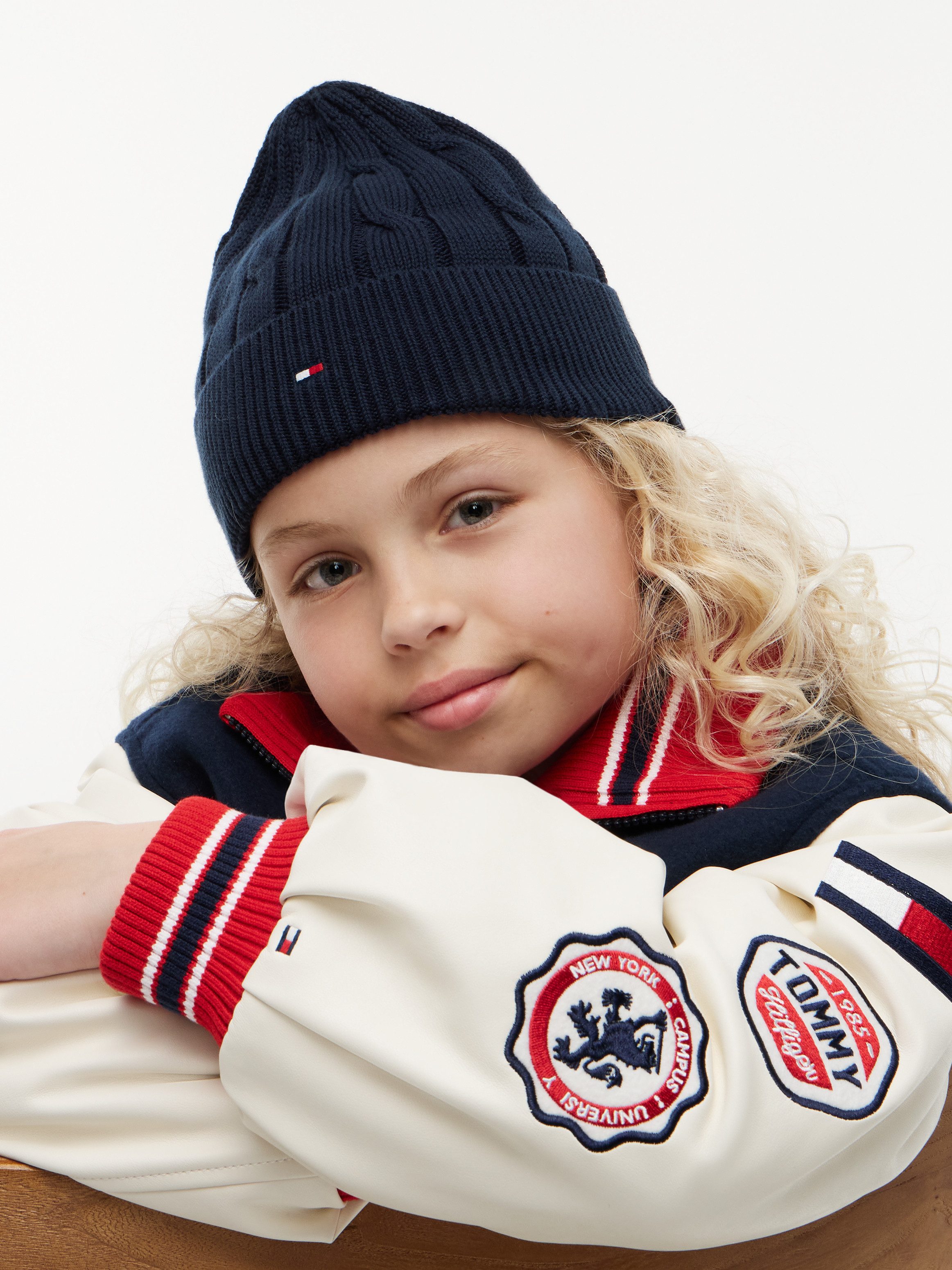 Tommy Hilfiger Beanie ESSENTIAL CABLE BEANIE Regular fit mit Markenlogo – Bild 4 von 5