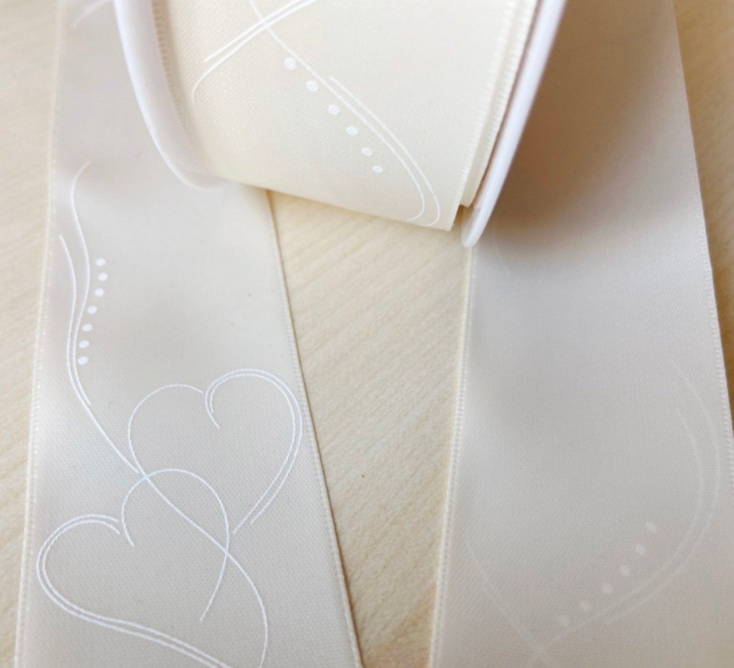 Deko AS Dekoband Satinband - creme - Herzband - Hochzeitsband mit weißem Herzdruck -