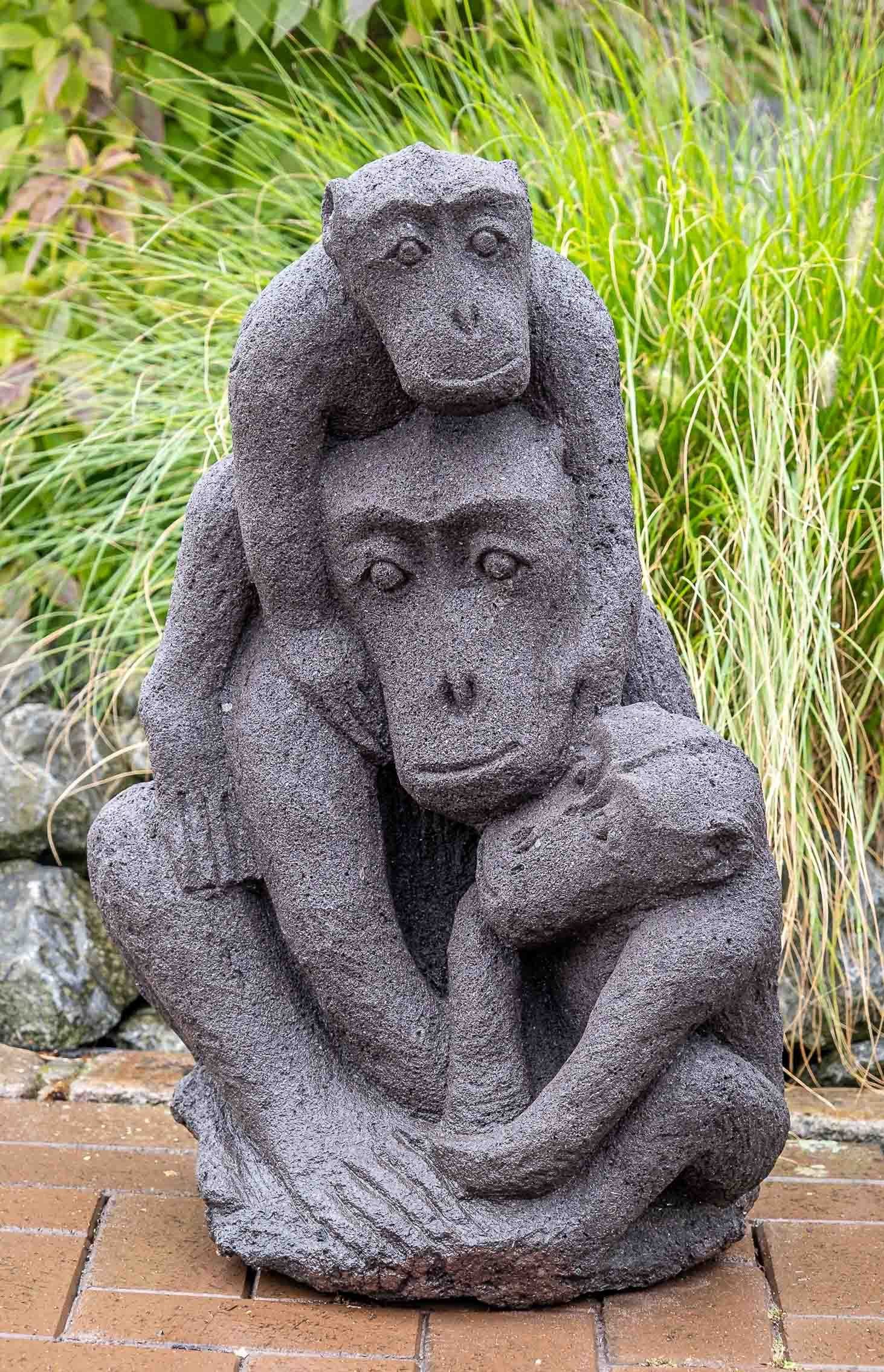 Regen Gartenfigur gegen Figur IDYL Lavastein ein witterungsbeständig und Kind, – Frost, Naturprodukt – mit Affenmutter robust UV-Strahlung. Lavastein– sehr IDYL