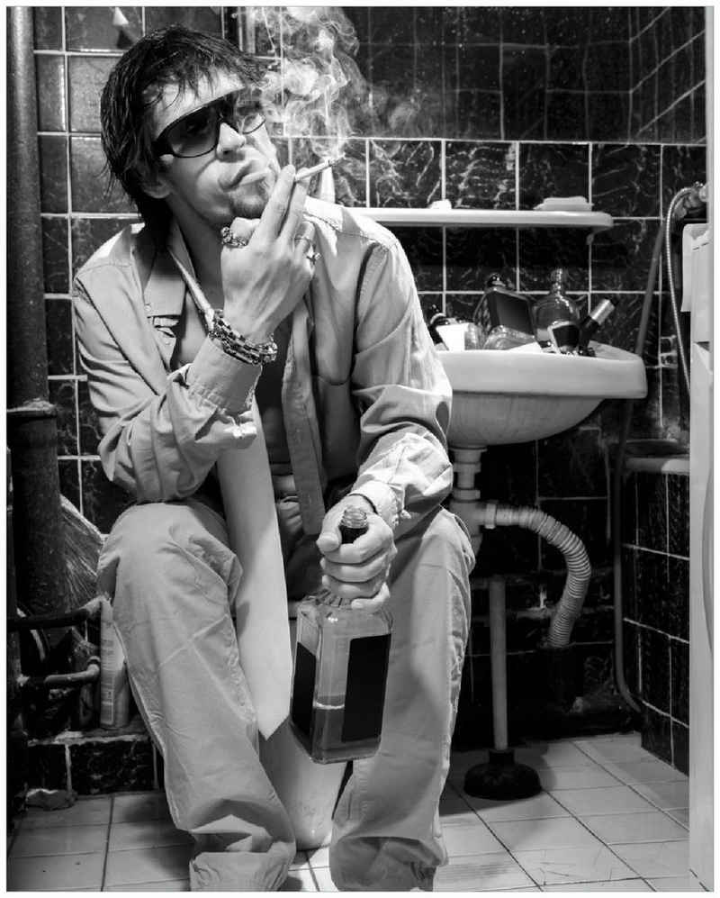 Wallario Poster, Kloparty - Sexy Mann auf Toilette mit Zigarette SW, in verschiedenen Ausführungen