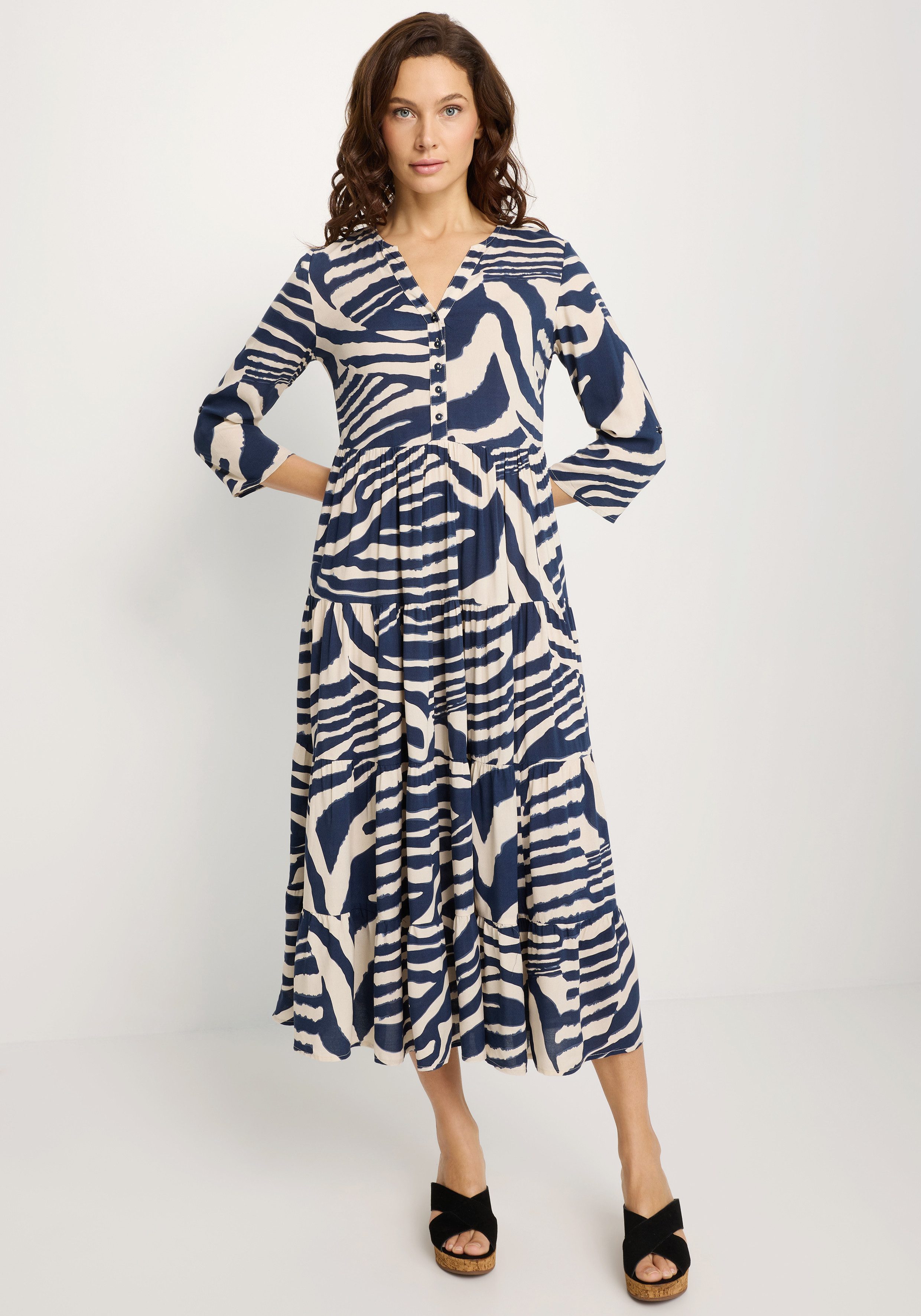 LASCANA Maxikleid mit Animalprint und kurzer Knopfleiste aus Webware, 3/4-Ärmel Sommerkleid in lockerer Passform, Kaftankleid mit weitem Rockteil