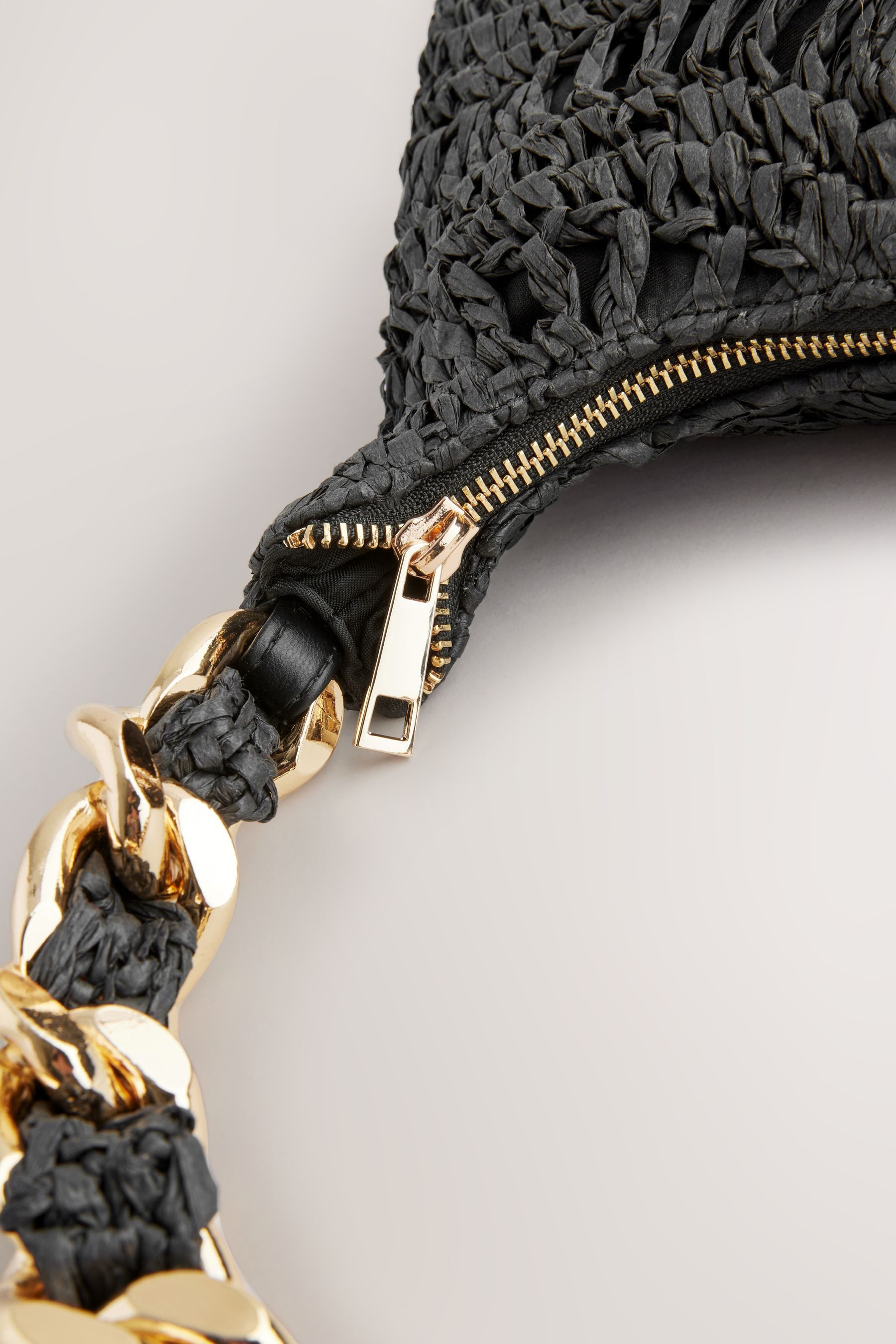 Next Schultertasche Basttasche mit Kettenriemen (1-tlg)