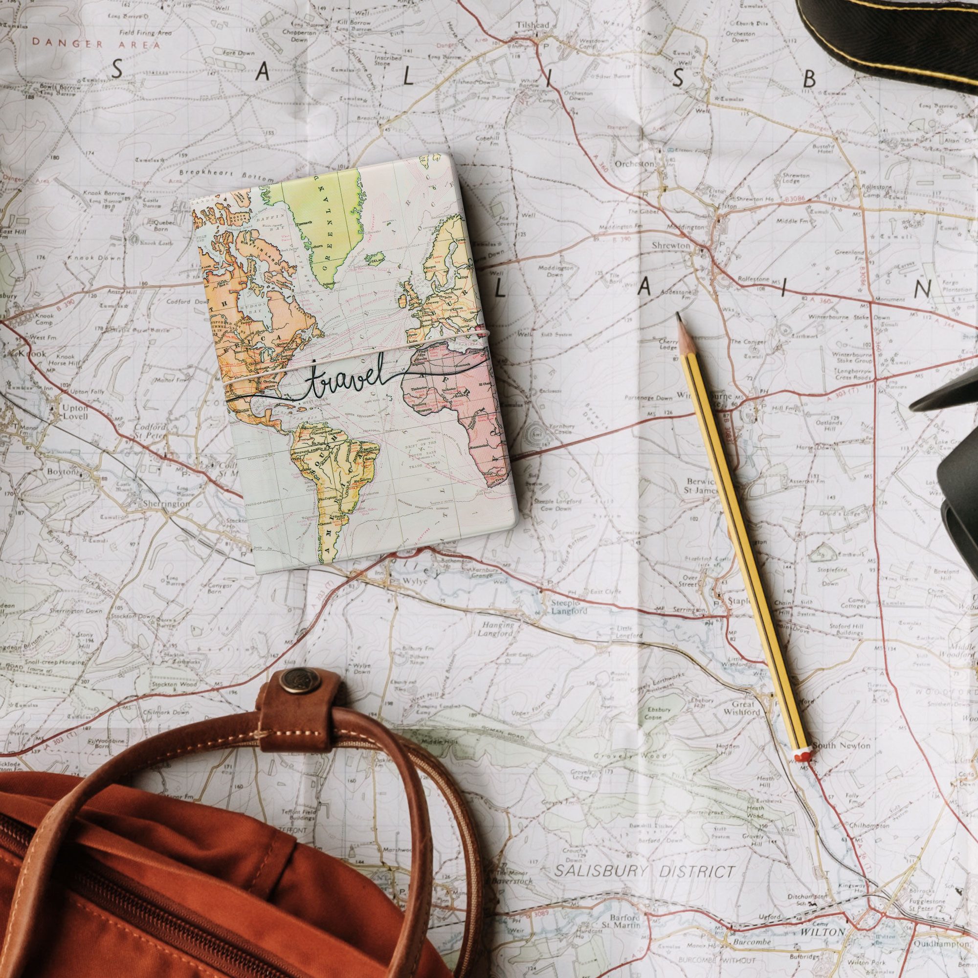 kwmobile Etui Reisepass Kunststoff Schutzhülle Ausweis Hülle Impfpass Schutz, Cover Reisepasshülle Ausweishülle in Travel Schriftzug Design – Bild 5 von 5