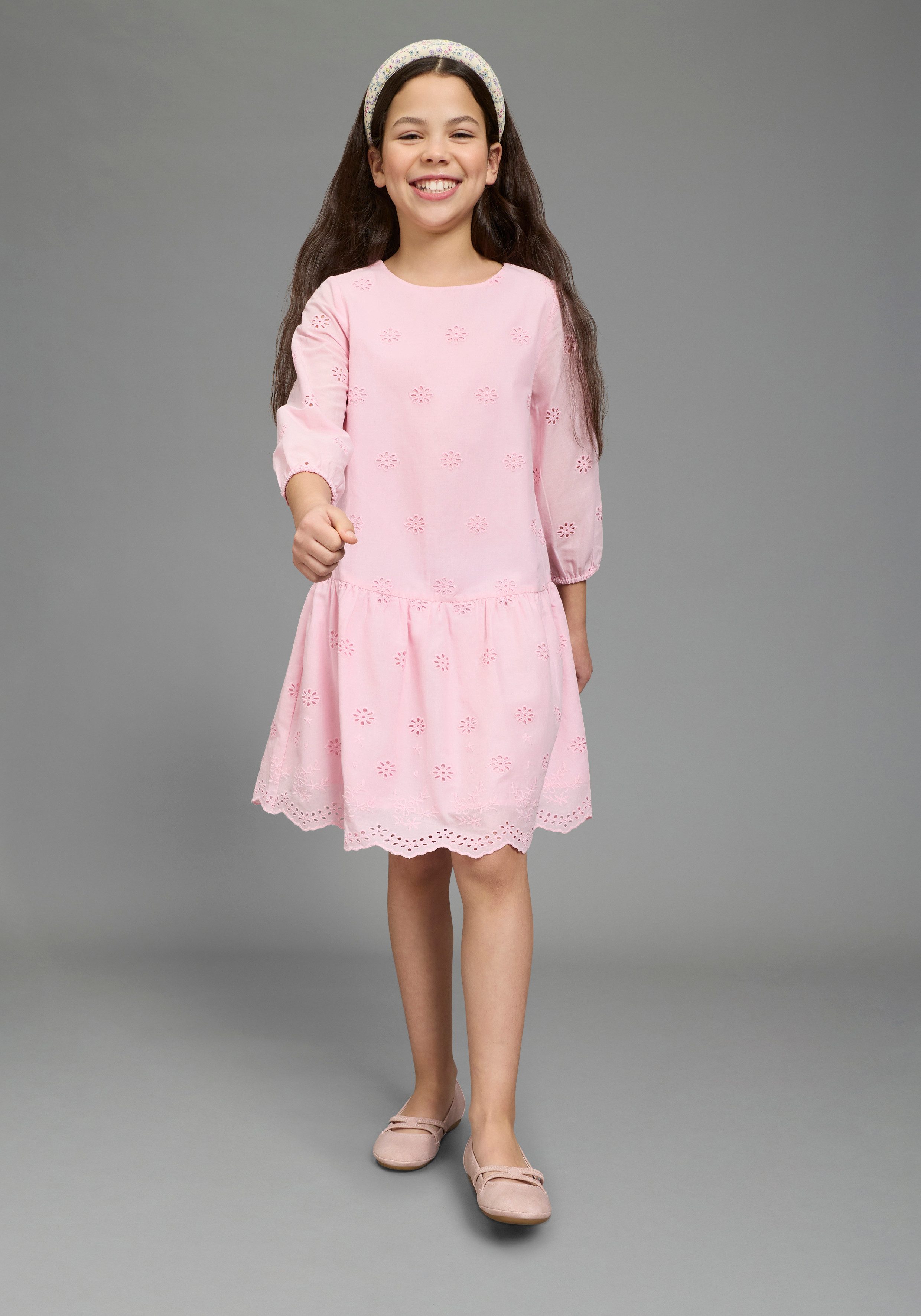 KIDSWORLD Spitzenkleid Kleid mit Lochstickerei für Mädchen aus Popeline und Web-Material, mit ausgestellter Passform