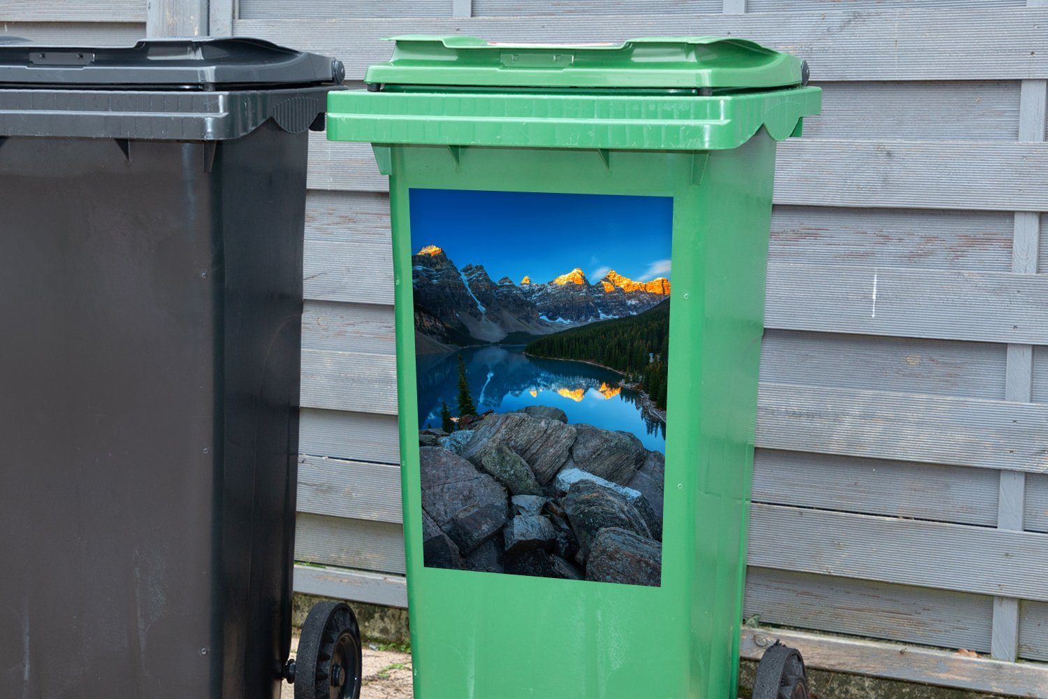 MuchoWow Wandsticker Sonnenaufgang (1 Abfalbehälter Sticker, in einer Container, Berge der Mülltonne, Moraine am Mülleimer-aufkleber, mit St), Spiegelung Lake Kanada