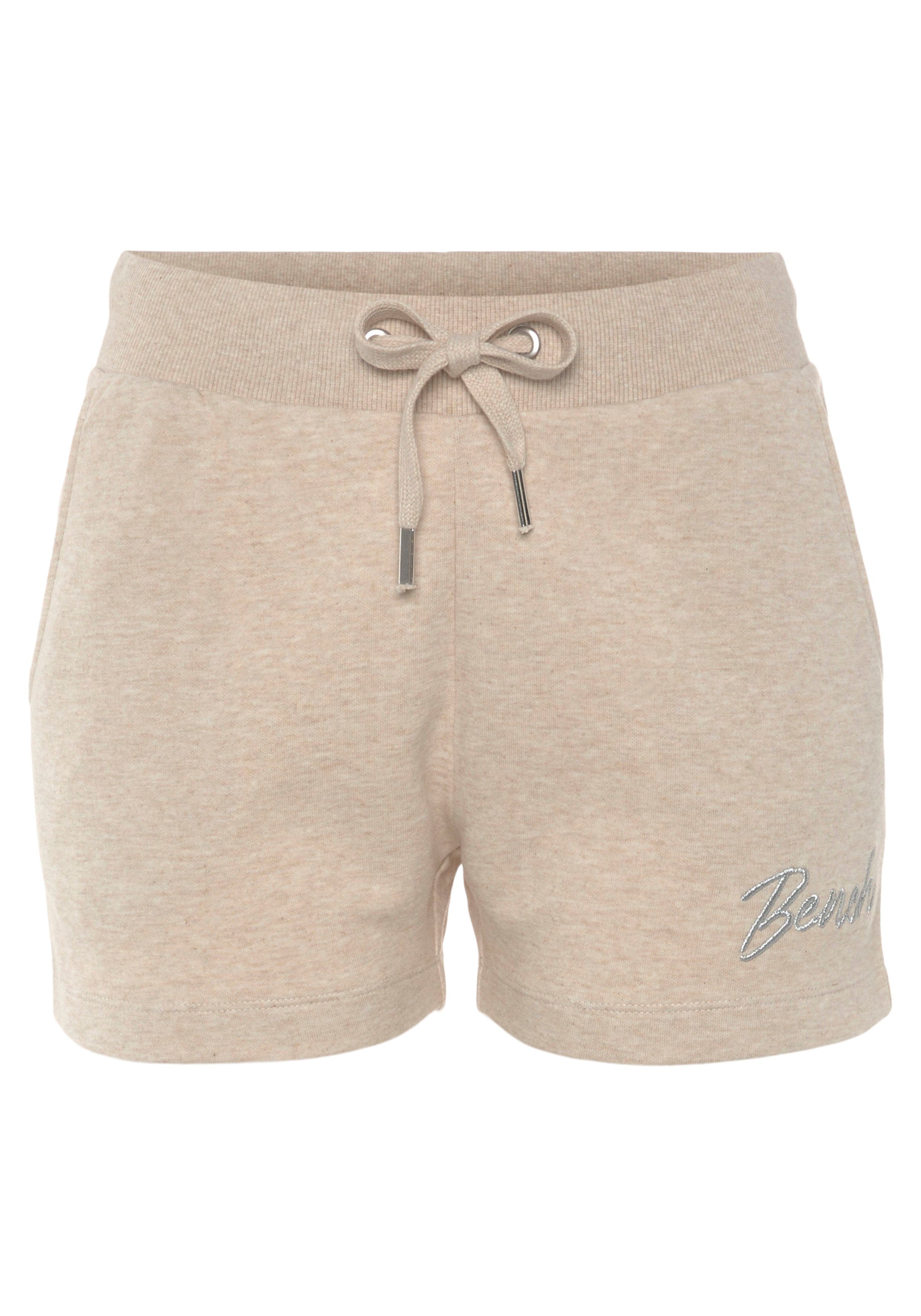 Bench. Loungewear Loungeanzug kleiner -Sweatshorts, Loungewear, glänzenden meliert mit Relaxshorts beige Lounge-Shorts Logostickerei