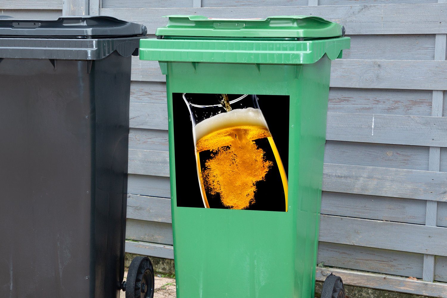 Wandsticker MuchoWow gegossen Abfalbehälter Container, wird in Bierglas Mülleimer-aufkleber, (1 ein Sticker, St), Mülltonne, Bier