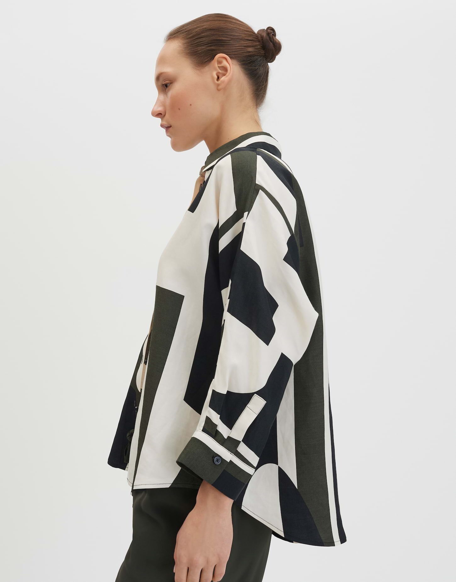 someday Kurzarmbluse Zamila aus Viskose-Leinen-Mix mit Print Mit Print und femininer Rückenfalte für fließende Looks – Bild 5 von 5