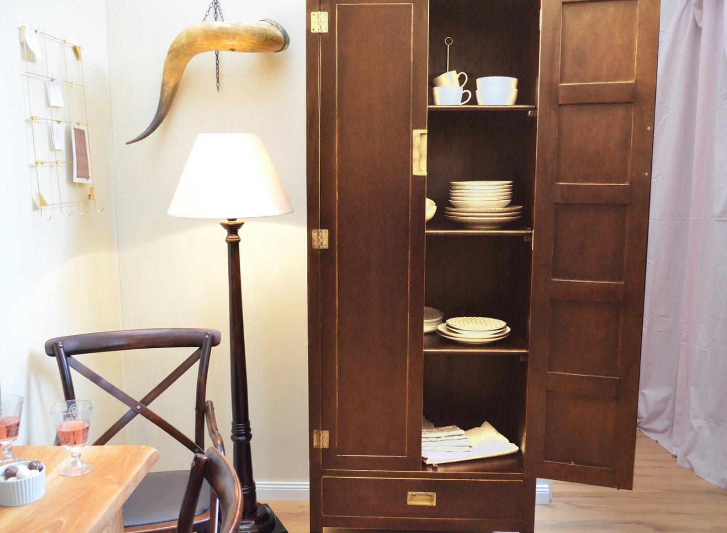 Kai Wiechmann Wäscheschrank Asiatischer Schrank braun, Kleiderschrank, Vorratsschrank (drei Regalböden, eine Schublade) 80x211x53 cm, zweitürig, Massivholz, Shabby Chic