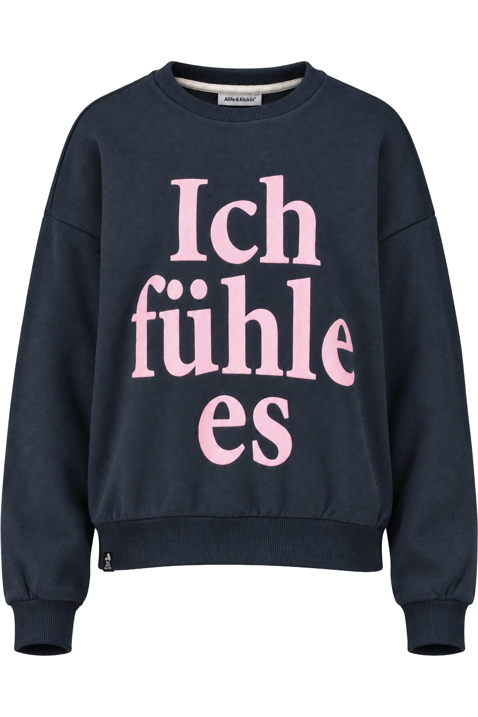 Alife & Kickin Sweatshirt Dreizeiliger Frontschriftzug, Rippbündchen, Relaxed Fit, hüftlang