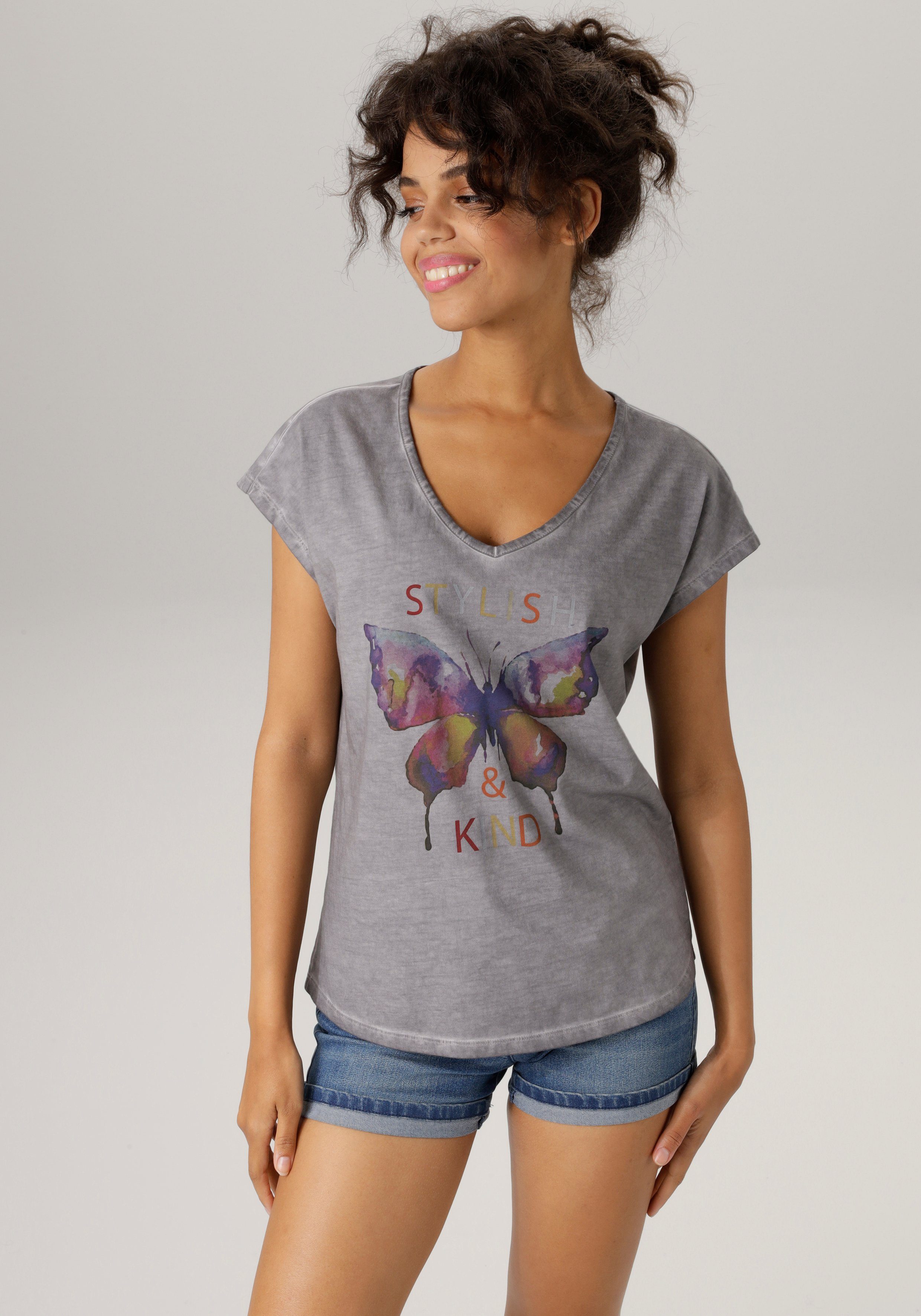 Aniston CASUAL T-Shirt mit batikfarbigem Schmetterling und buntem  Schriftzug bedruckt - NEUE KOLLEKTION