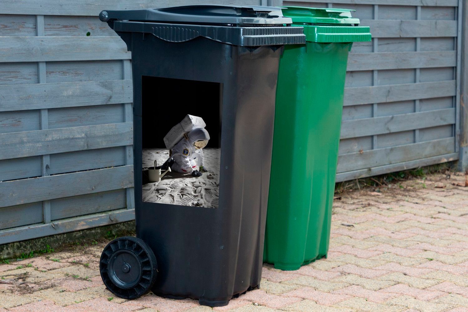 Mülltonne, Container, - Astronaut MuchoWow Sticker, Wandsticker St), Gartenarbeit (1 Mülleimer-aufkleber, Mond Abfalbehälter -