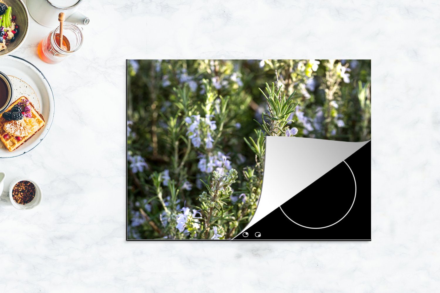 cm, Arbeitsfläche Herdblende-/Abdeckplatte Blüten, 70x52 tlg), Rosmarinpflanzen Vinyl, (1 Mobile Ceranfeldabdeckung nutzbar, Wilde mit blühenden MuchoWow