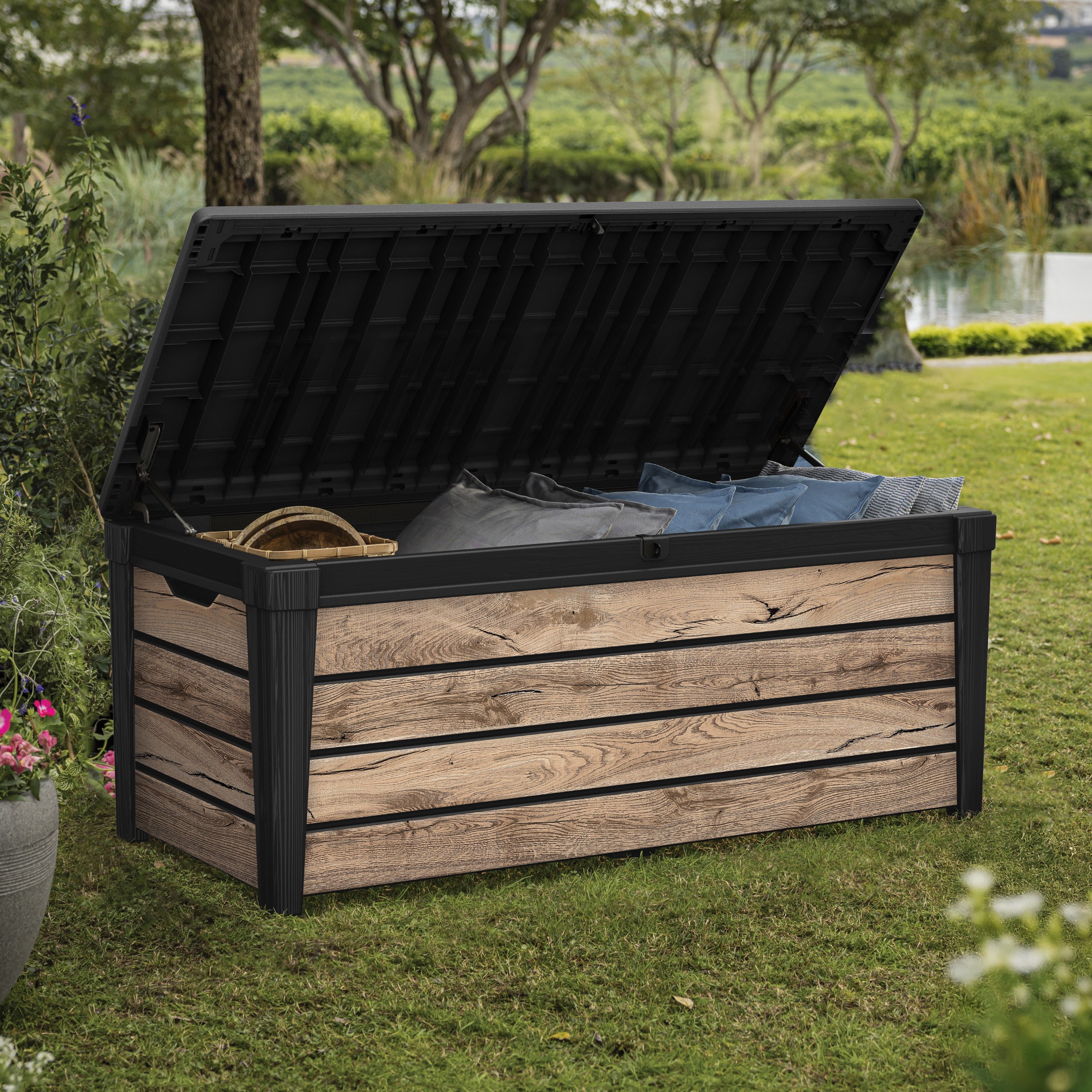 Keter Gartenbox Brightwood, 454 Liter, hochwertige Auflagenbox in Holzoptik Pinie, als Sitzgelegenheit nutzbar, mit Gasdruckfedern, abschließbar