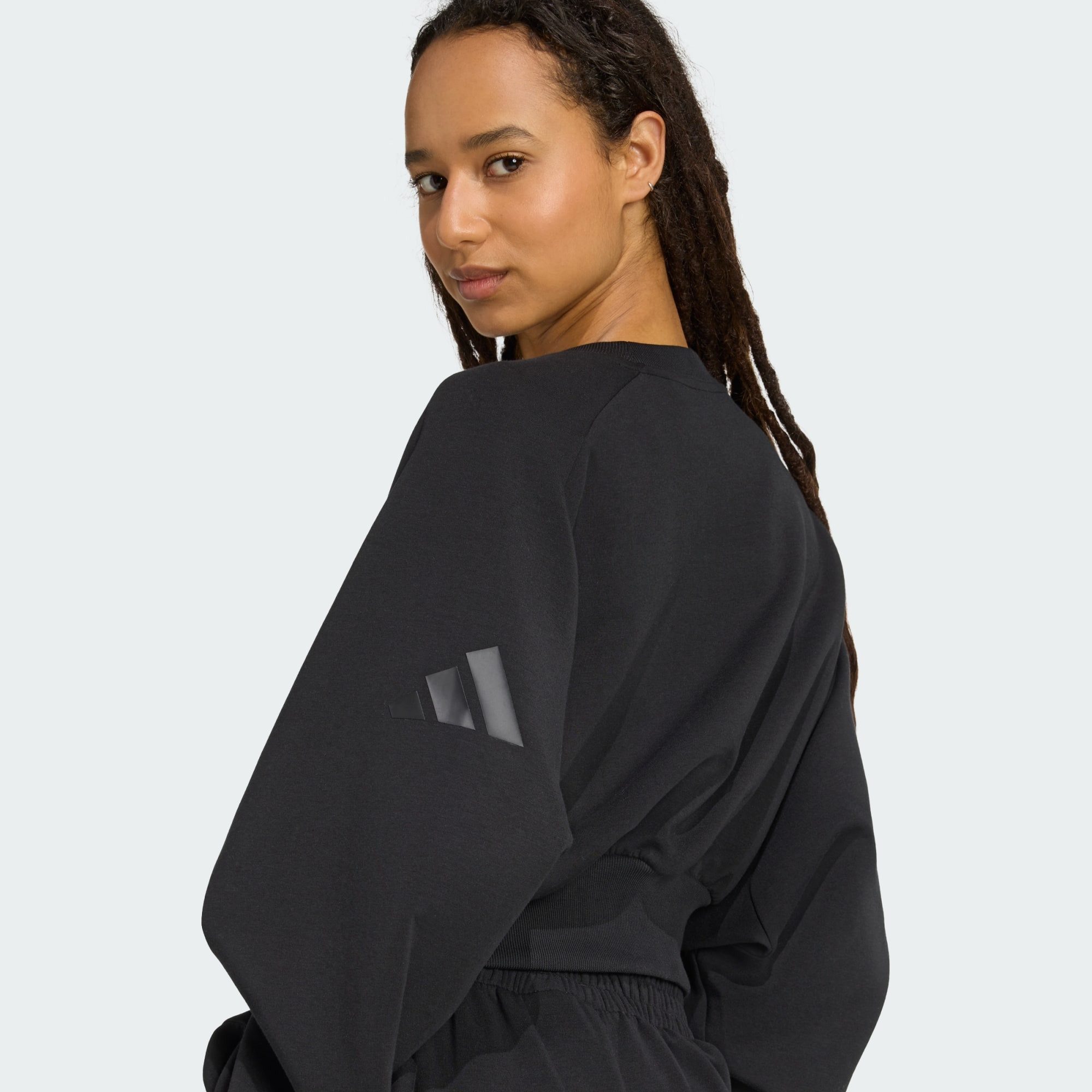 adidas Sportswear Sweatshirt SOFT LUX SWEATSHIRT, LOCKER GESCHNITTEN (1-tlg) – Bild 4 von 5