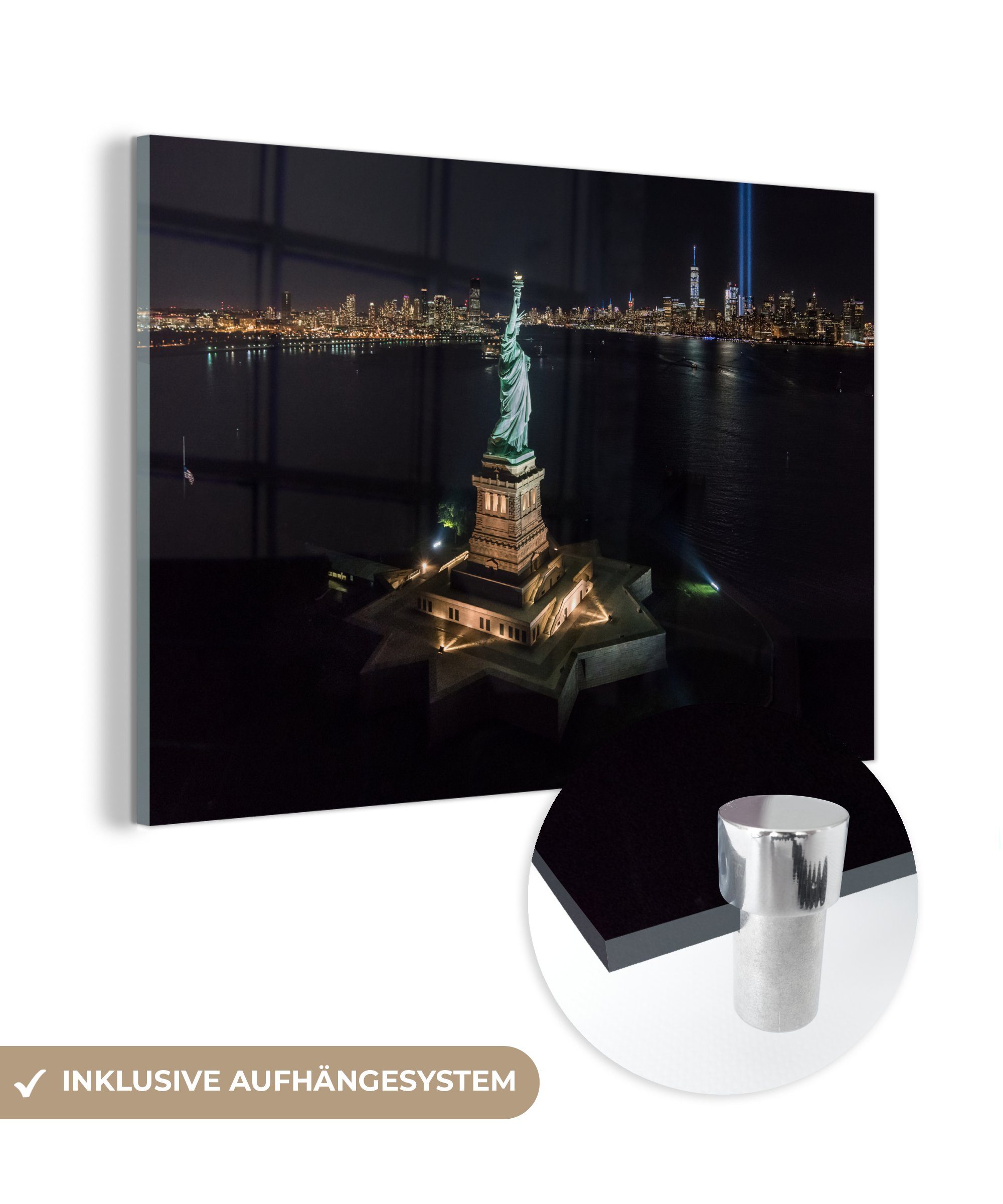 MuchoWow Acrylglasbild Die amerikanische Statue bei Nacht mit einem beleuchteten New York im, (1 St), Acrylglasbilder Wohnzimmer & Schlafzimmer