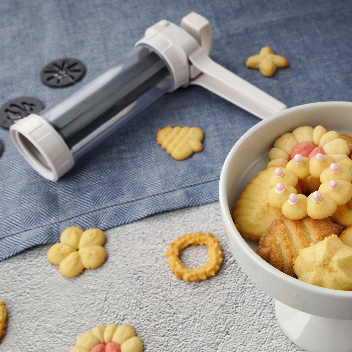 Dr. Oetker Küchenhelfer Gebäckpresse für Plätzchen, Spritzgebäck, 16 Formscheiben, backen & dekorieren – Bild 3 von 5