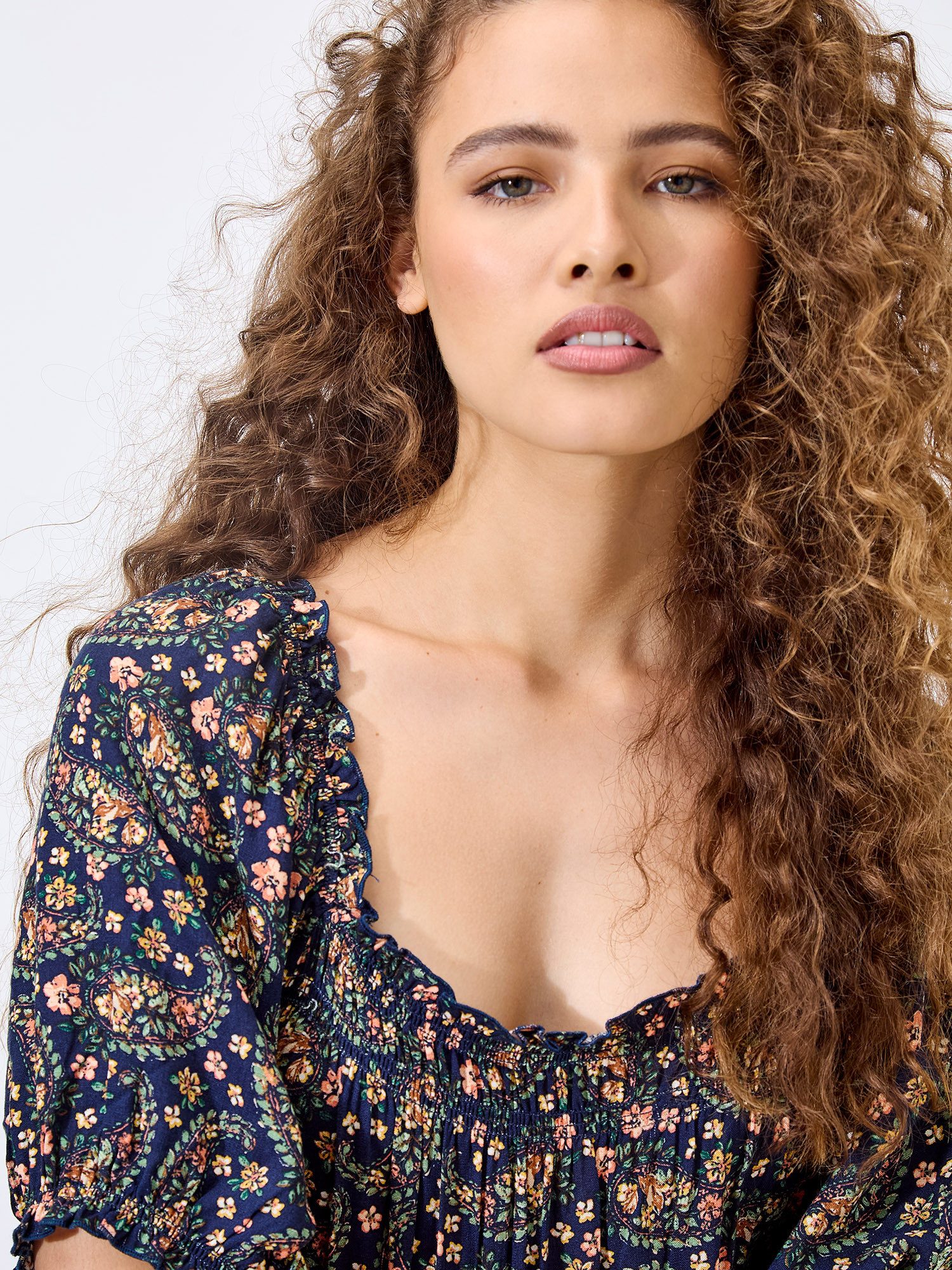 Apricot Maxikleid Geblümtes Paisley-Maxikleid mit elastischen Details