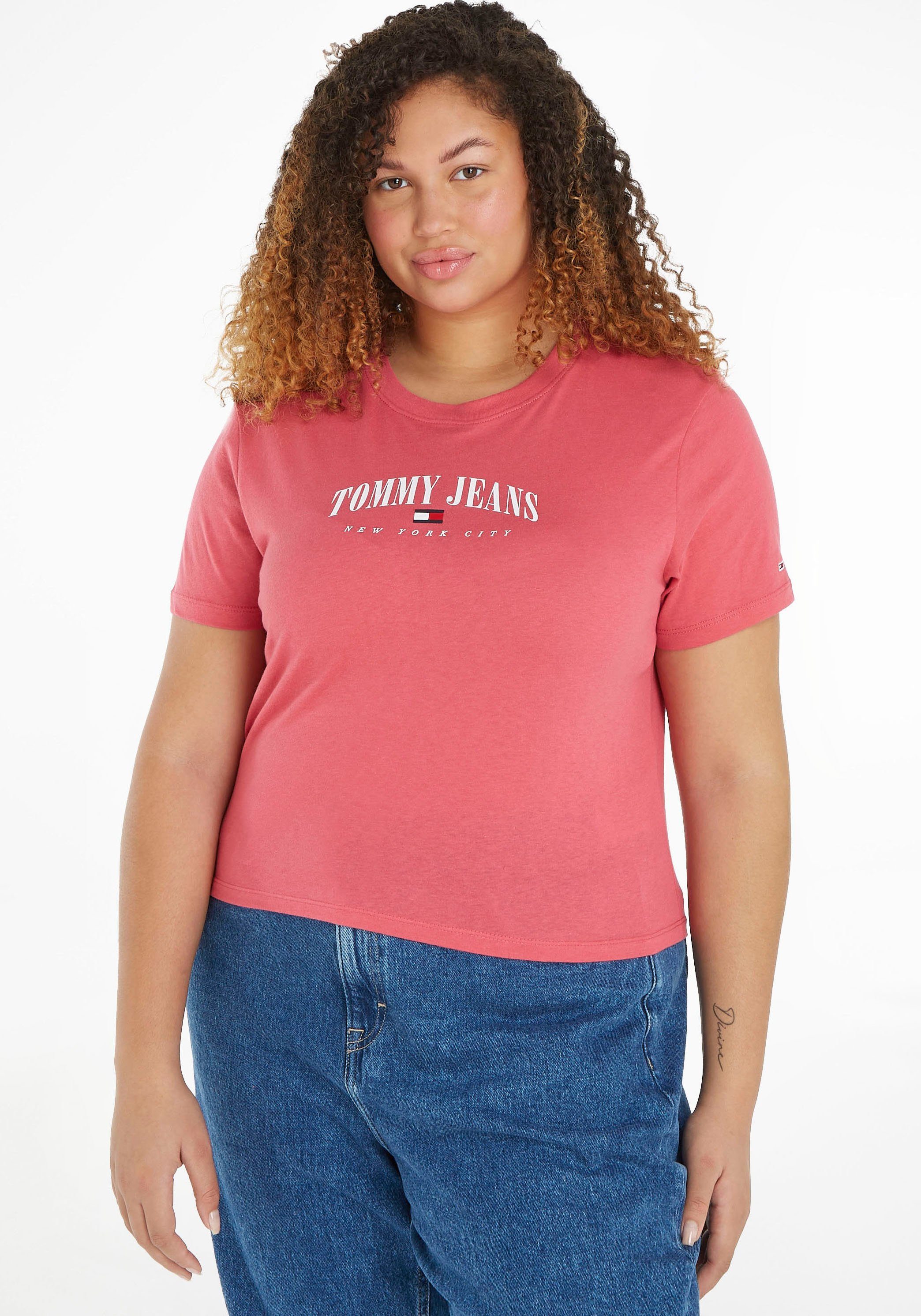 Tommy Jeans Curve Kurzarmshirt TJW CRV BBY ESSENTIAL LOGO 2 SS (1-tlg) PLUS SIZE CURVE,mit Tommy Jeans-Markendetails Washed-Crimson | T-Shirts