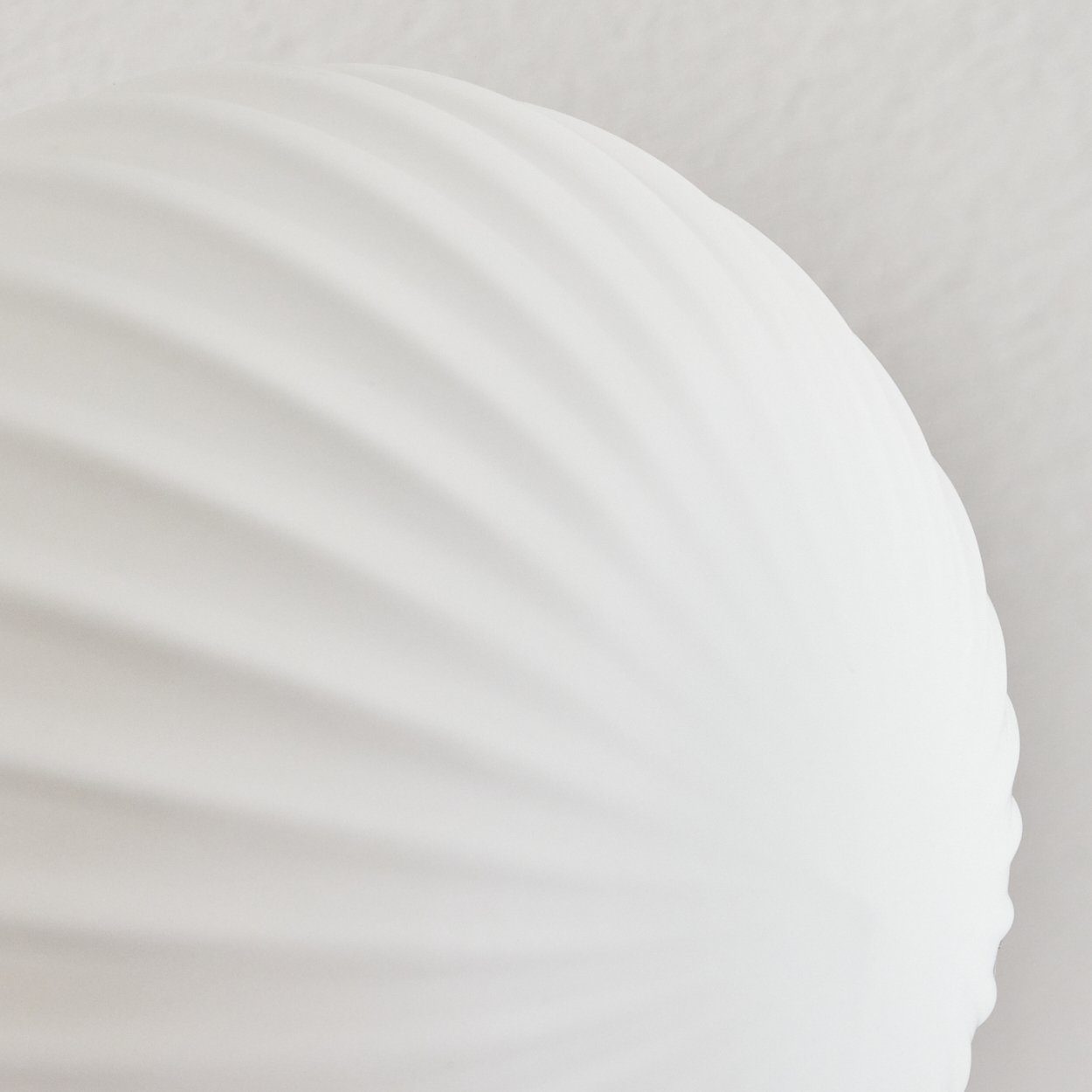 hofstein Deckenleuchte Deckenlampe aus Metall/Glas in Schwarz/Milchglas in Riffel-Optik, ohne Leuchtmittel, Leuchte im Retro-Design aus Glas, 6 x G9 LED, ohne Leuchtmittel