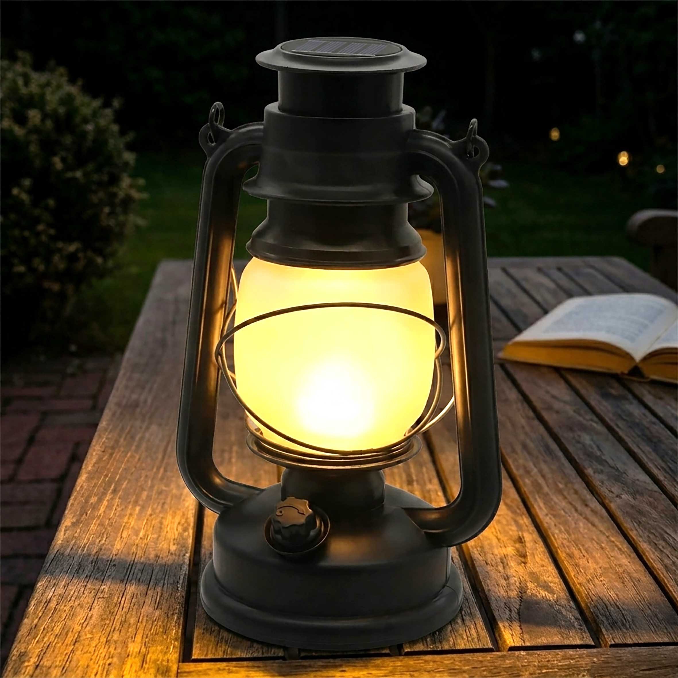 Spetebo LED Laterne Solar Vintage Sturmleuchte schwarz zum Hängen oder Stellen, Dämmerungssensor, LED fest integriert, warm weiß, Retro LED Laterne in Petroleumlampe Design
