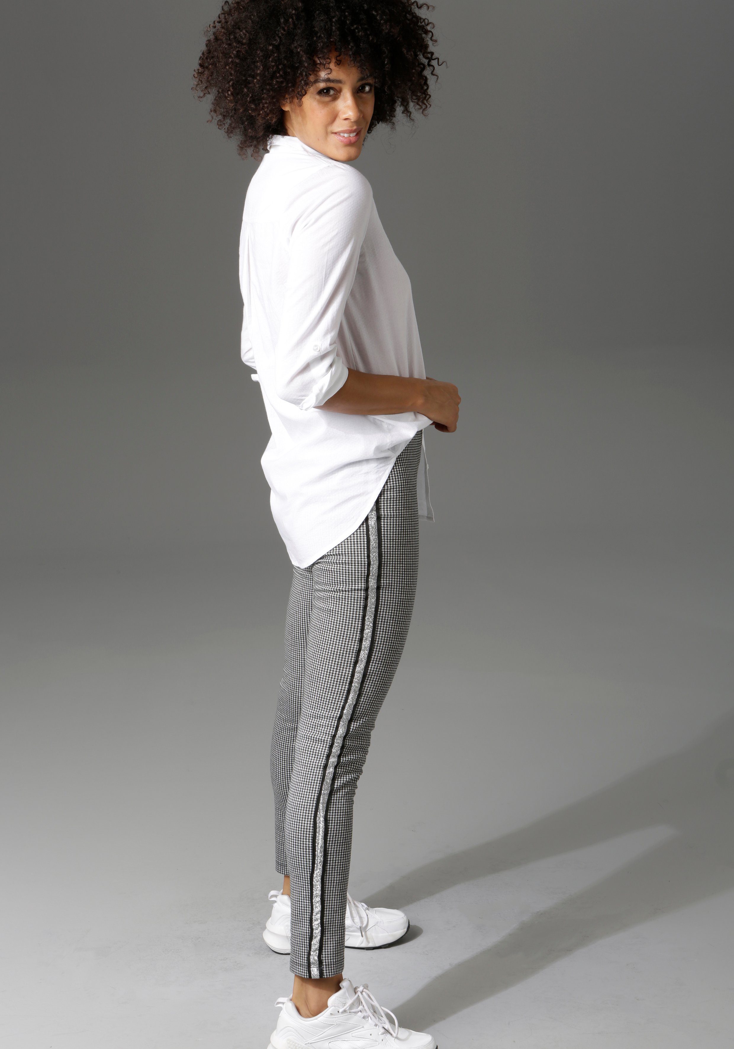 Aniston CASUAL Schlupfhose mit glitzernden Galonstreifen – Bild 3 von 5