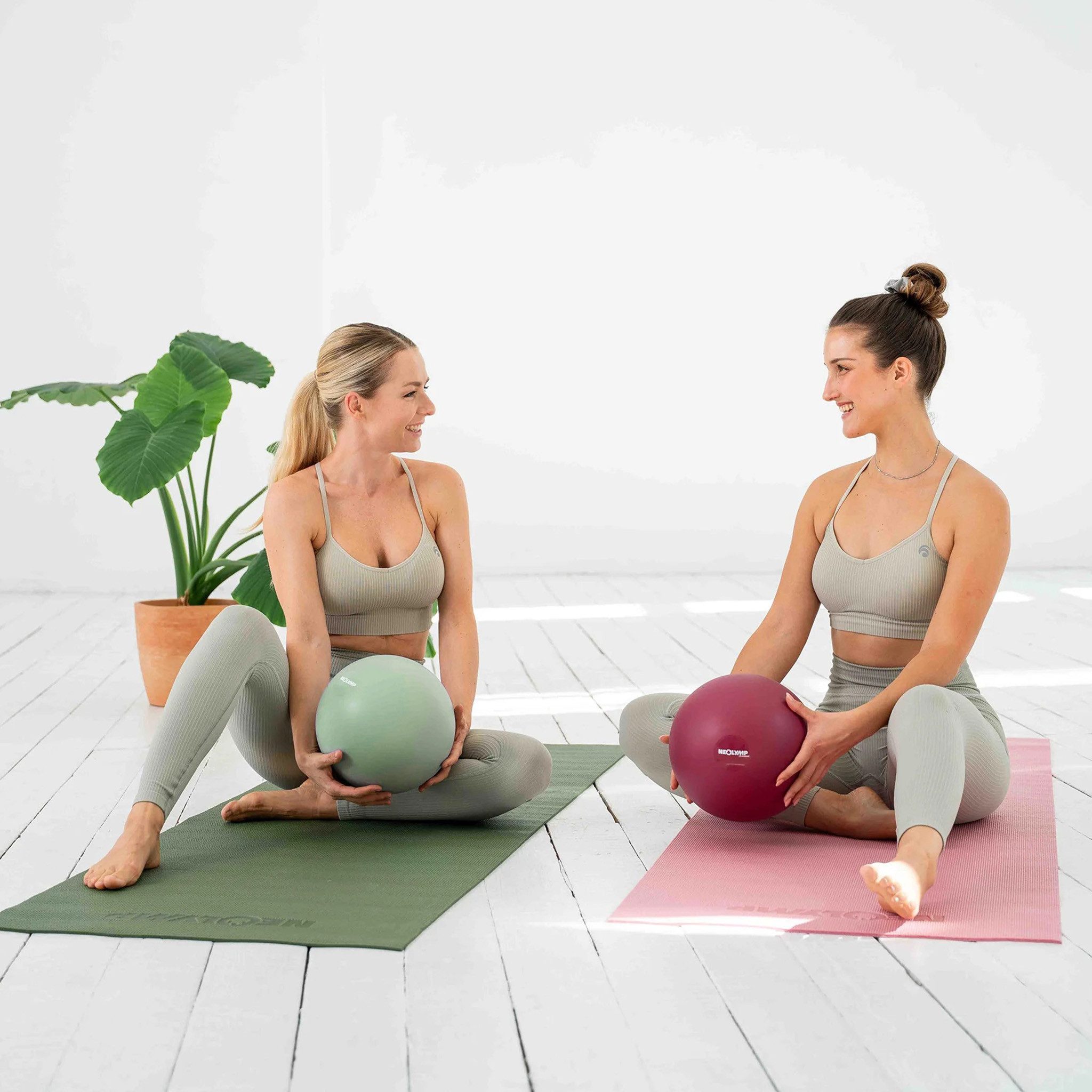 NEOLYMP Pilatesball Pilatesball 20 cm - rutschfester Pilates Ball inkl. Pumpe (Kompakter Exercise Ball für Yoga & Physiotherapie inkl. E-Book), Mini Gymnastikball aus Silikon für Core-Training, Balance, Pilates