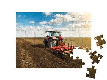 puzzleYOU Puzzle Traktor bei der Vorbereitung des Bodens, 48 Puzzleteile, puzzleYOU-Kollektionen Landwirtschaft